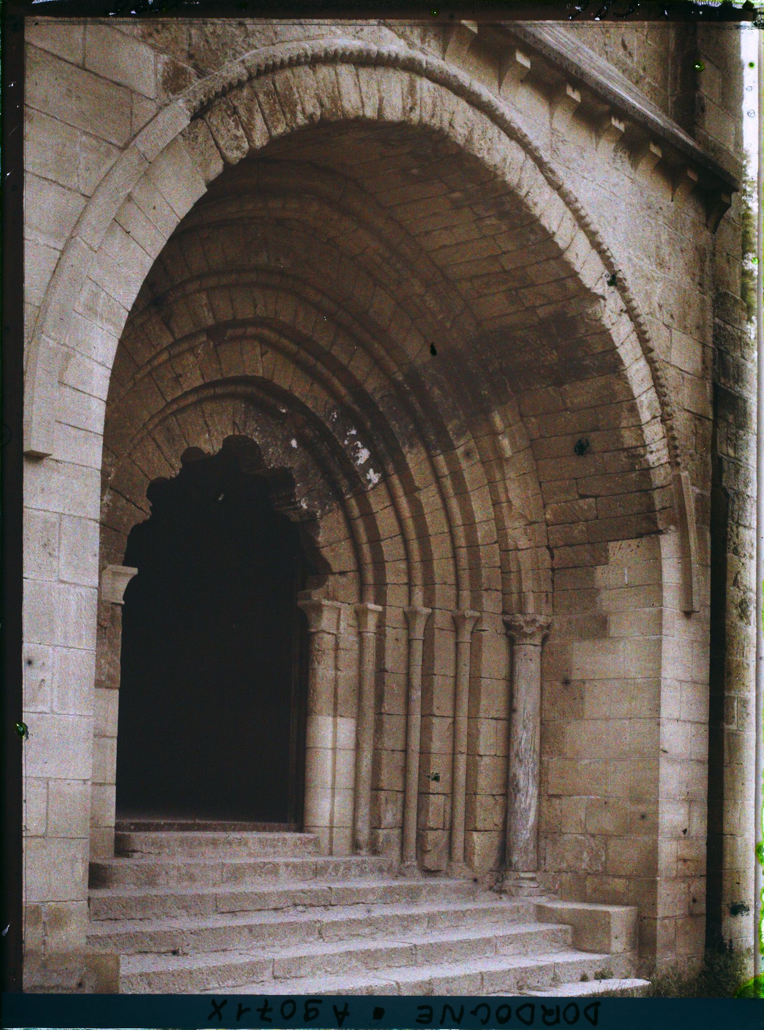 Image représentant France, Tayac, La porte romane de l'Eglise de Tayac