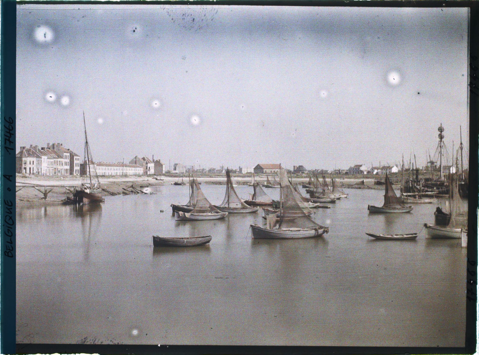 Image représentant Belgique, Ostende, Un Coin du Port, les petites barques de pêche avec leurs filets