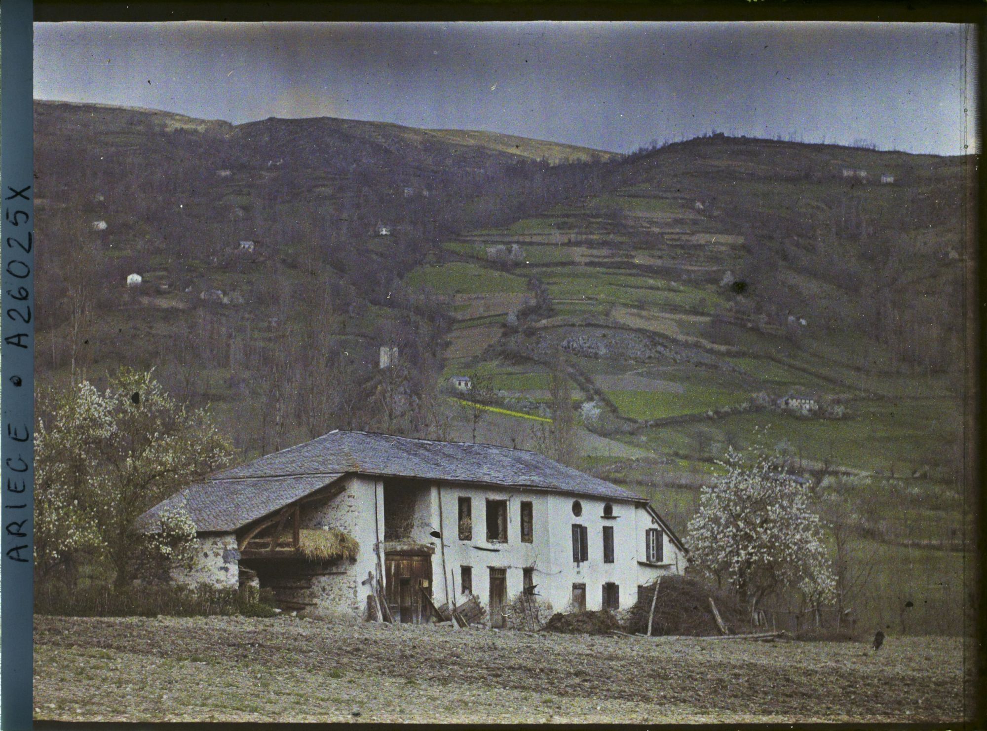 Image représentant Ferme des environs et versants tachetés de petits champs et peuplés de petites maisons
