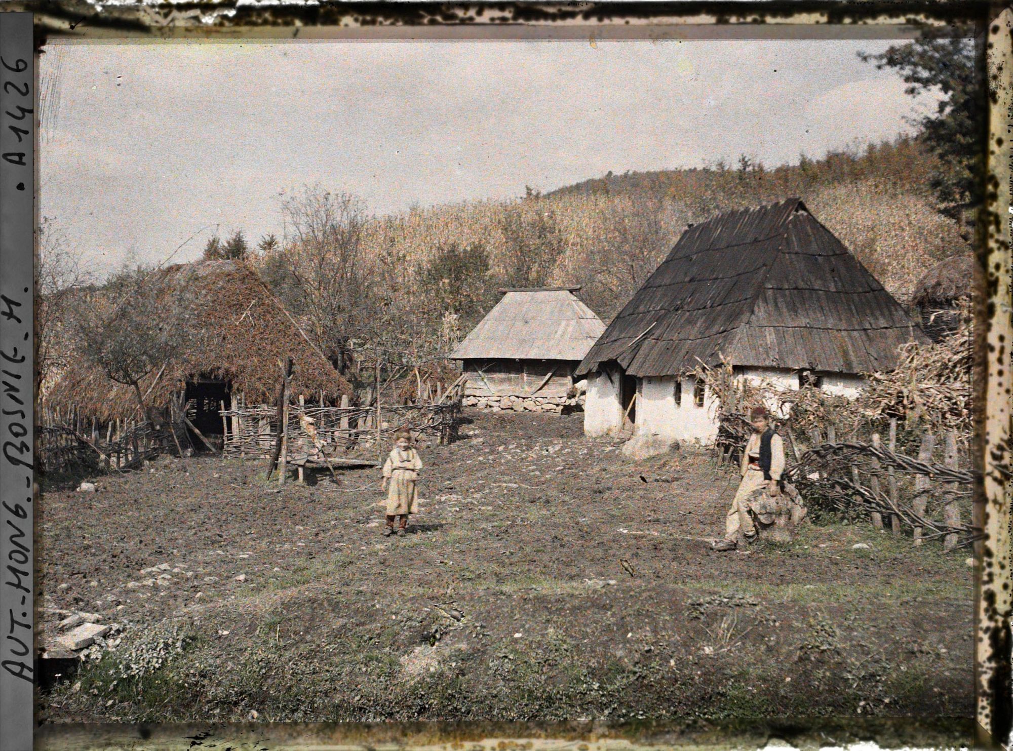 Image représentant Une ferme de paysan serbe, grenier, mouton embroché