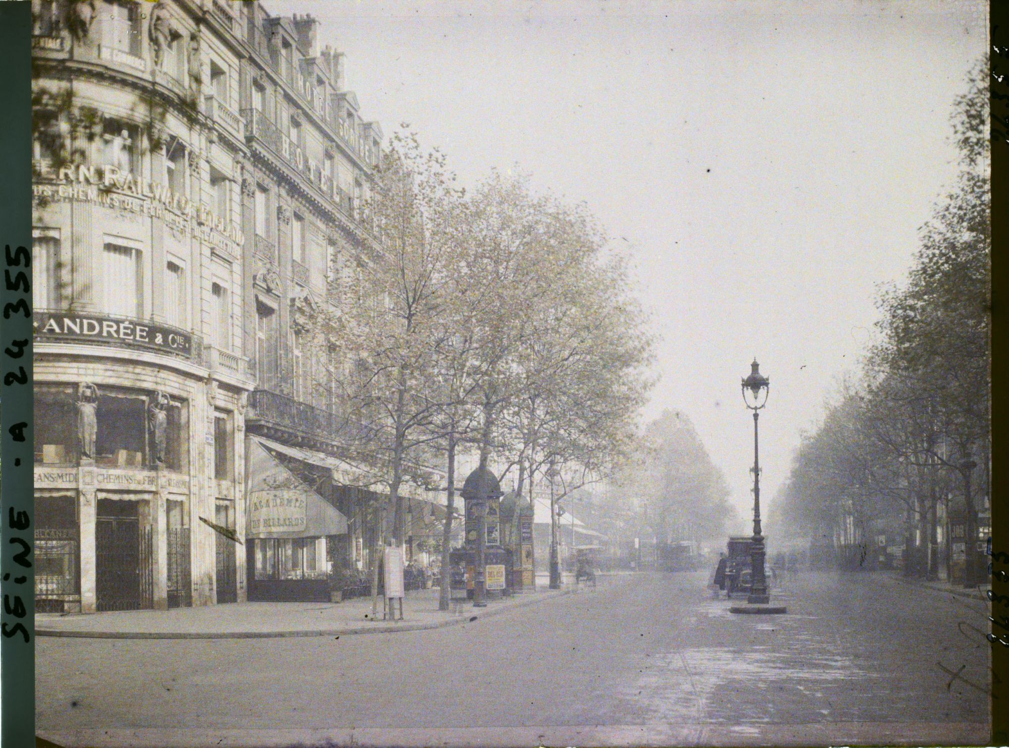 Image représentant Le boulevard des Capucines, à l'angle de la rue Edouard-VII