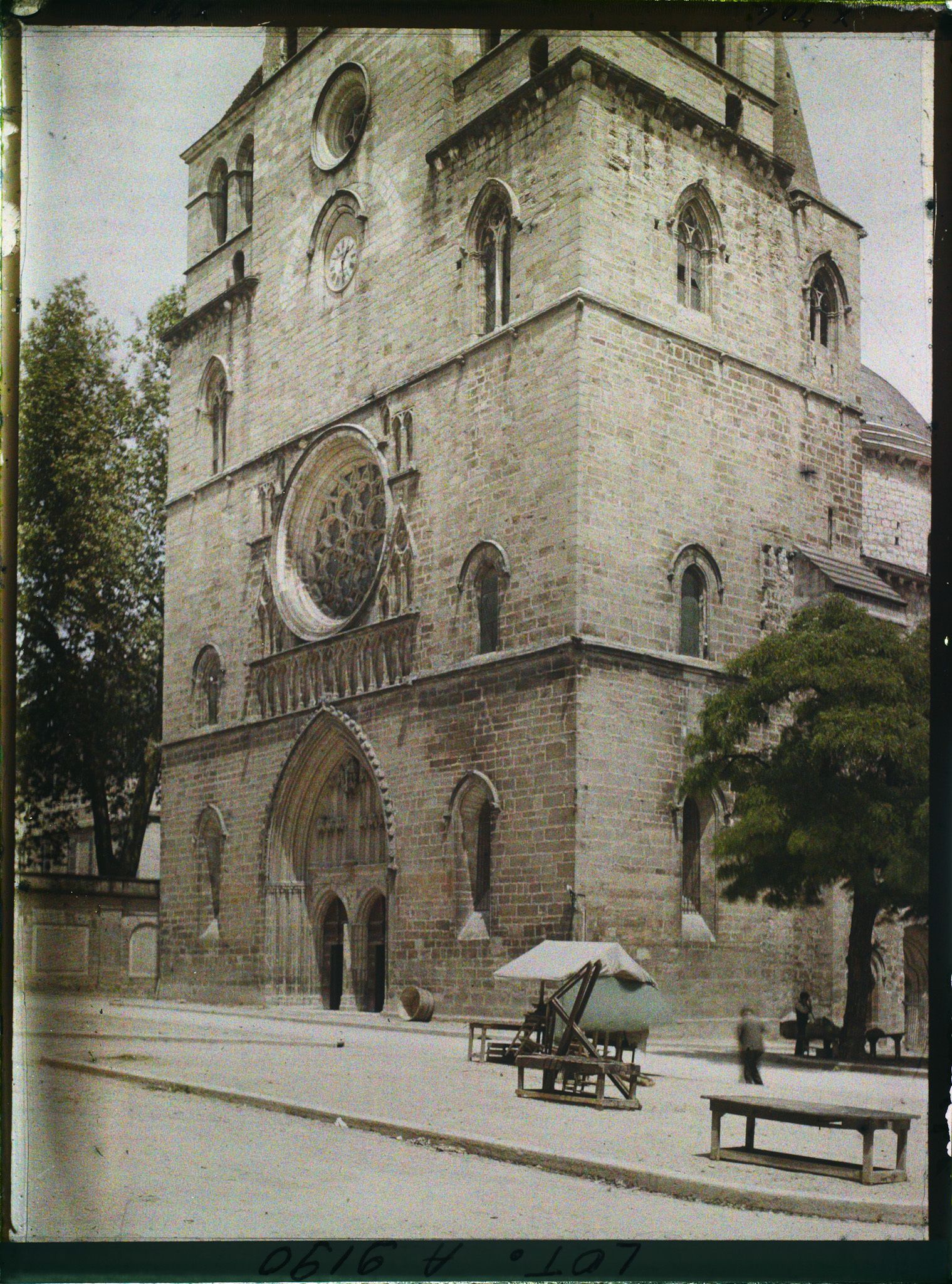 Image représentant France, Cahors, La Cathédrale façade principale