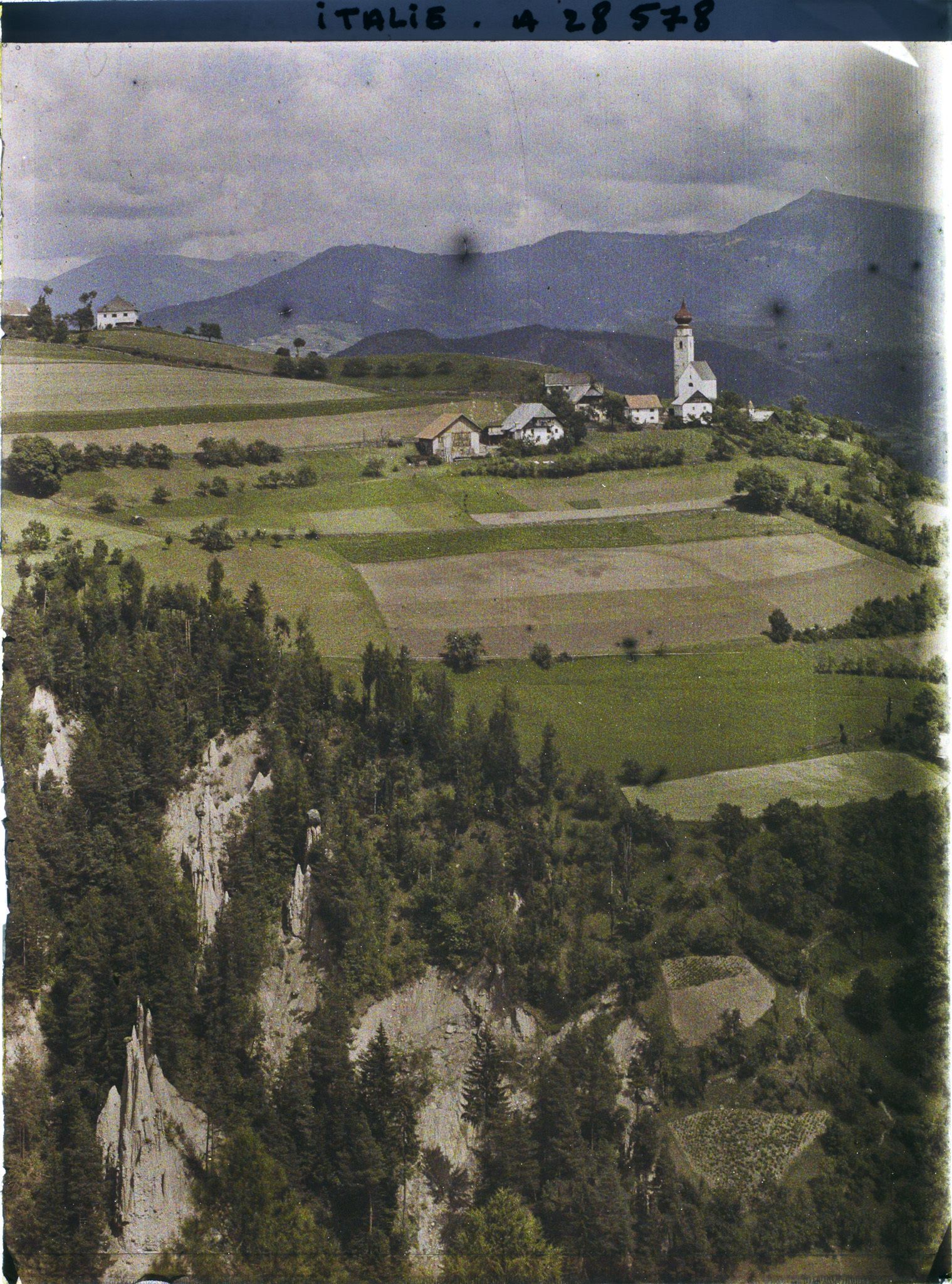 Image représentant Les Pyramides de terre (ou Cheminées de Fées) de Renon et le hameau de Monte di Mezzo (Mittelberg)