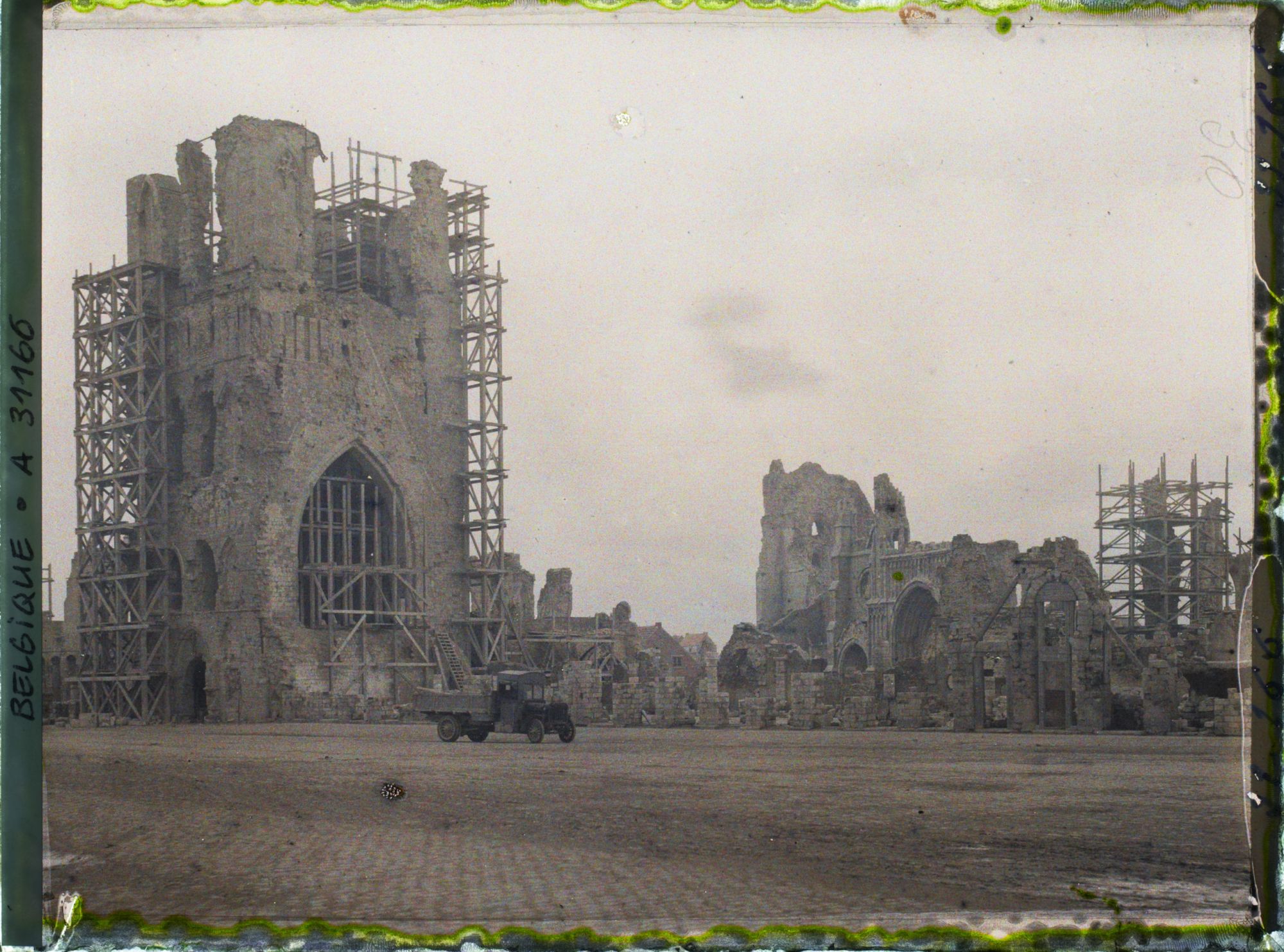 Image représentant Belgique, Ypres, Vue d'ensemble des Halles