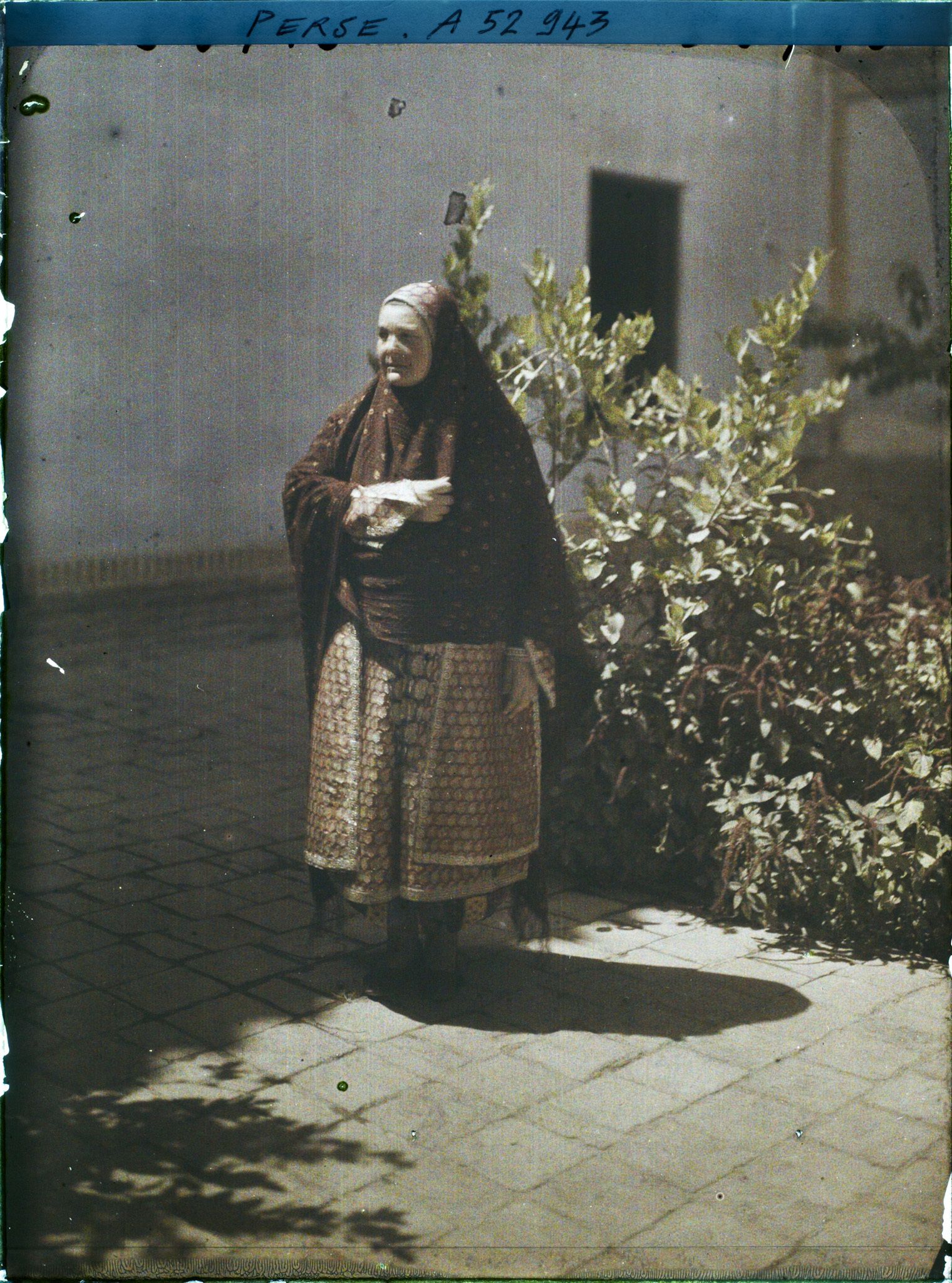 Image représentant Femme guèbre en costume traditionnel