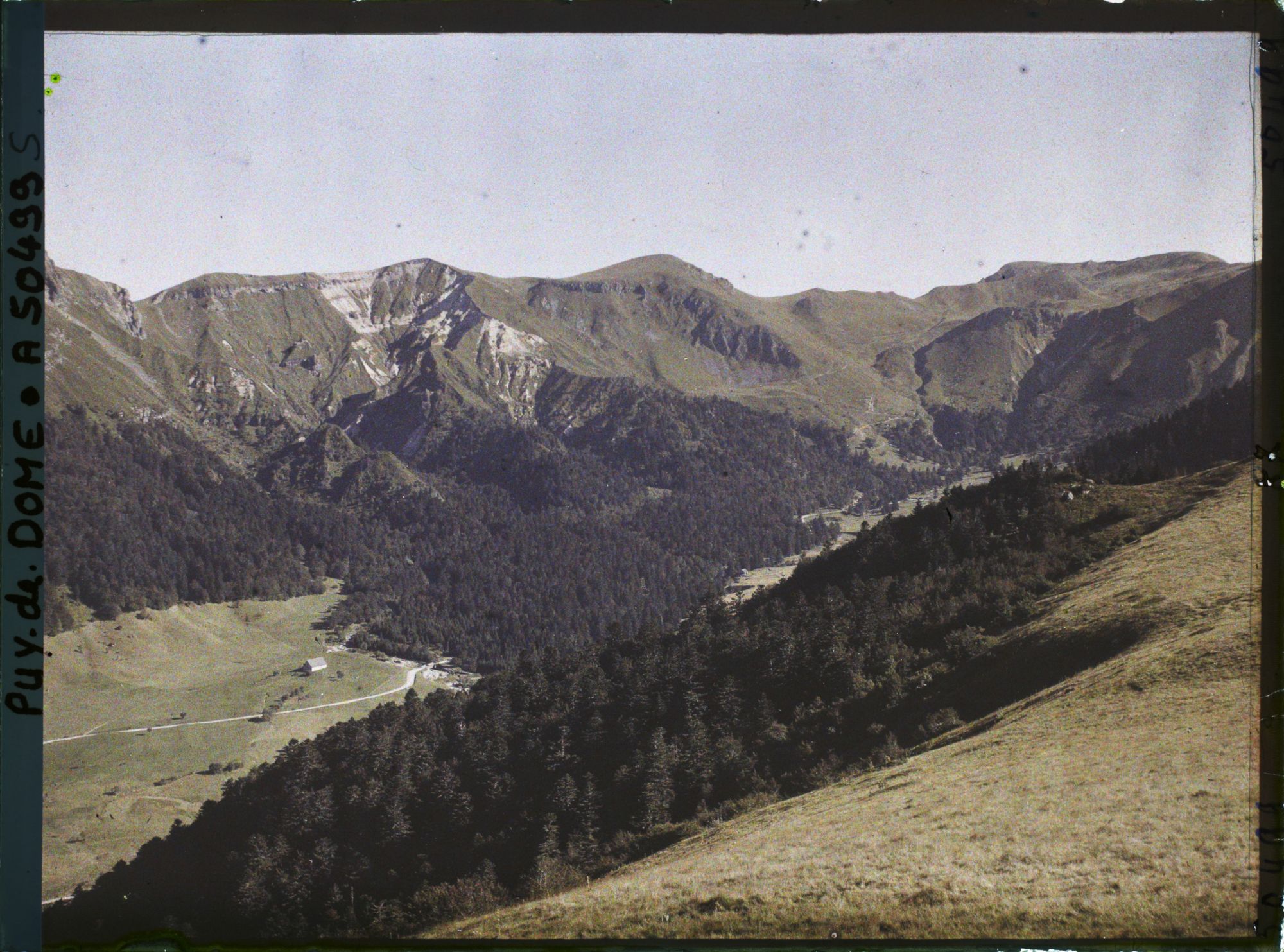 Image représentant France, Mont Dore, Le fond de la Vallée vue prise du Capucin, à dr. le Sancy, au bas, la route du Mont Dore