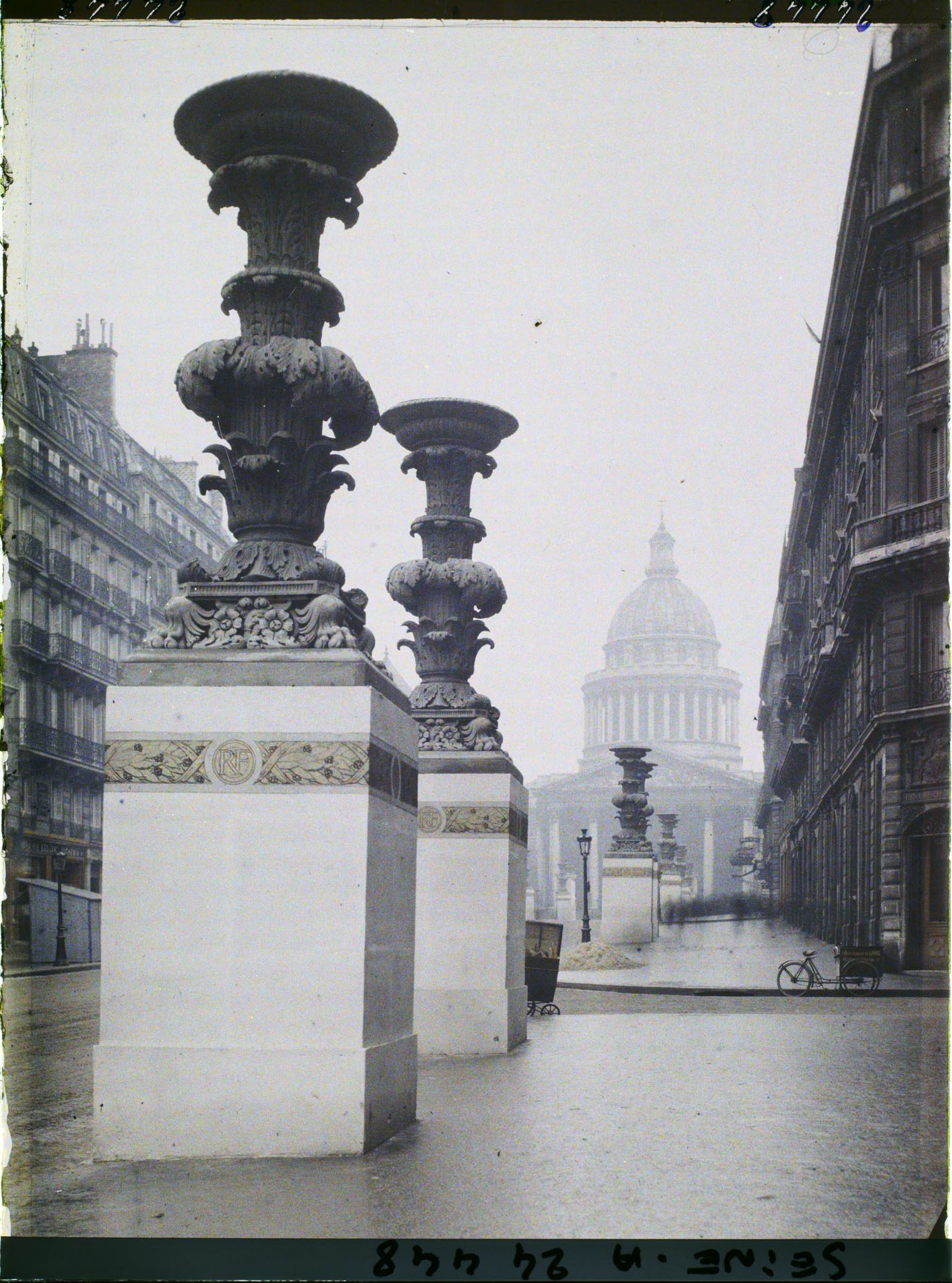 Image représentant La rue Soufflot décorée pour le Cinquantenaire de la IIIe République