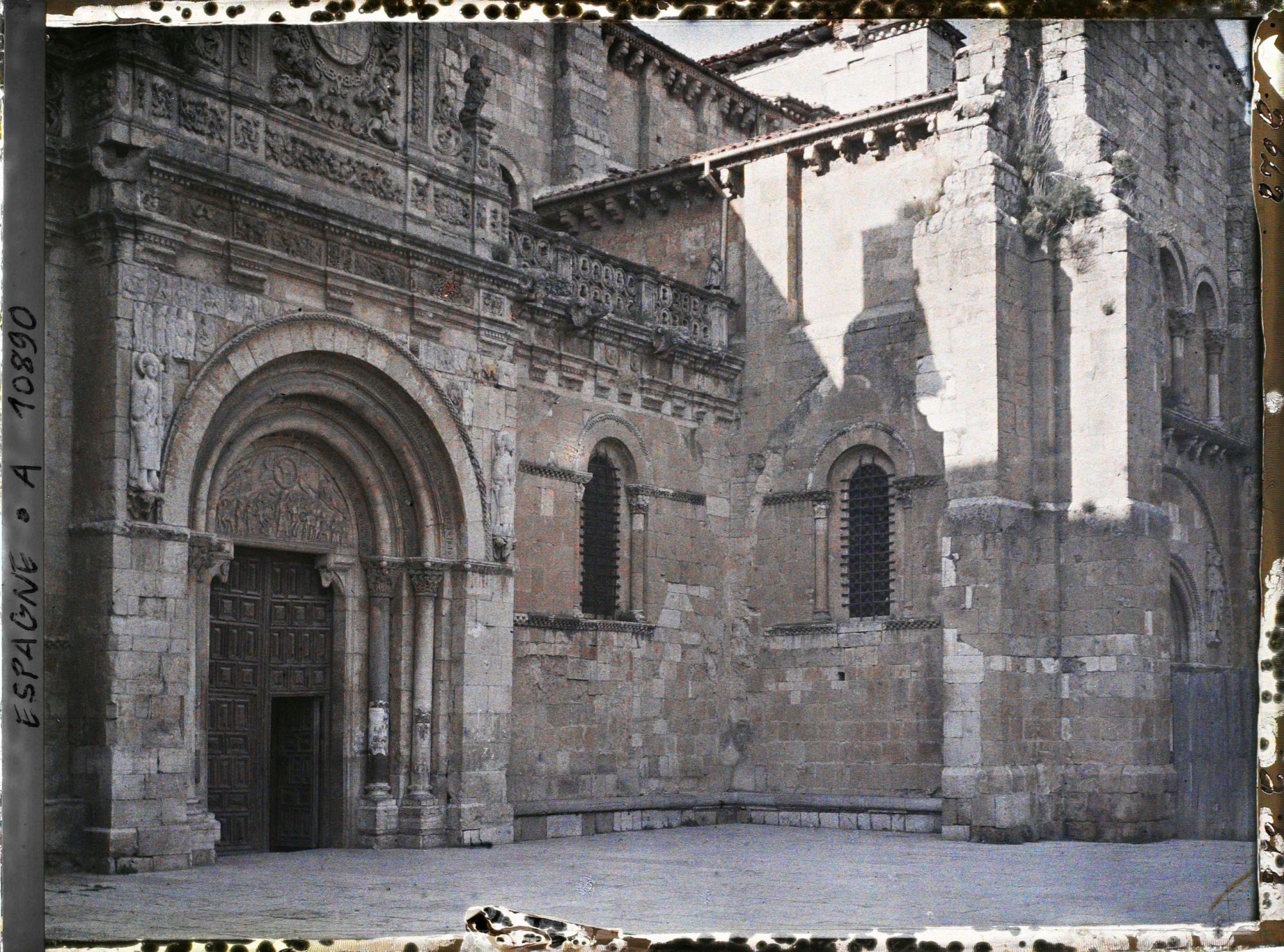 Image représentant Espagne, Léon, Le portail sud de l'Eglise Romane de S. Isodoro, portail Roman