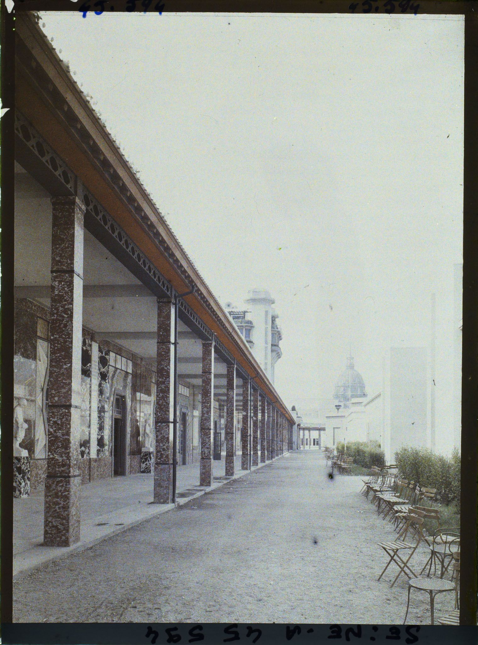 Image représentant L'Exposition des arts décoratifs, Galerie de la section française, entre la Tour de Champagne et la Tour de Paris