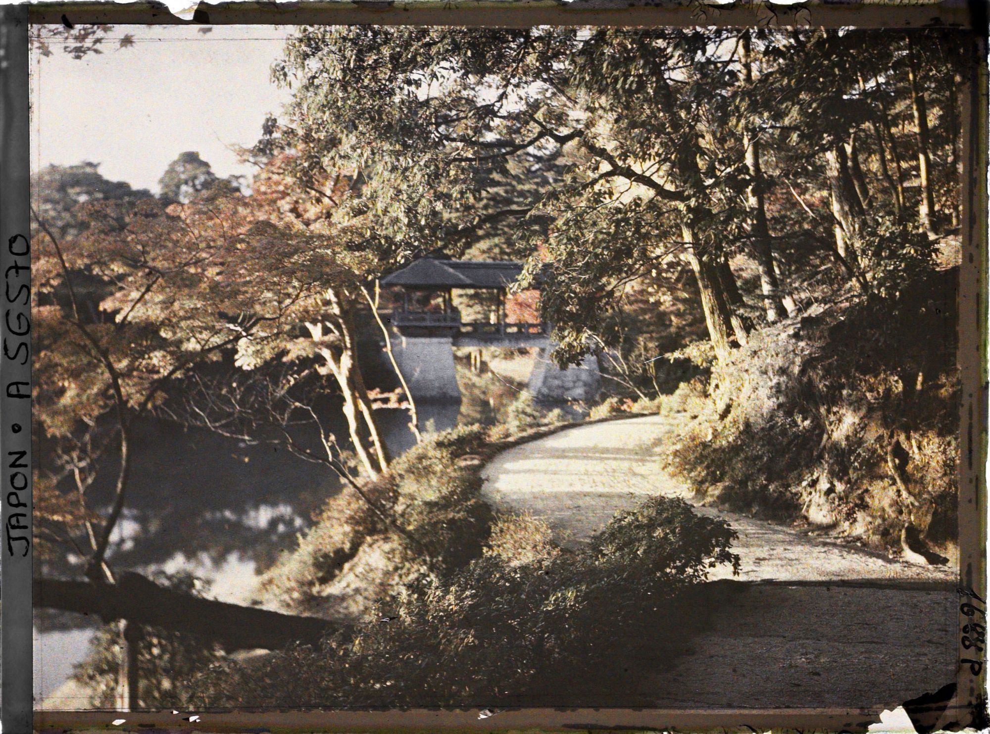 Image représentant Les jardins de la villa impériale Shugakuin Rikyû : l'étang Yokuryu et le pont Chitose-bashi (Pont de Mille Ans)