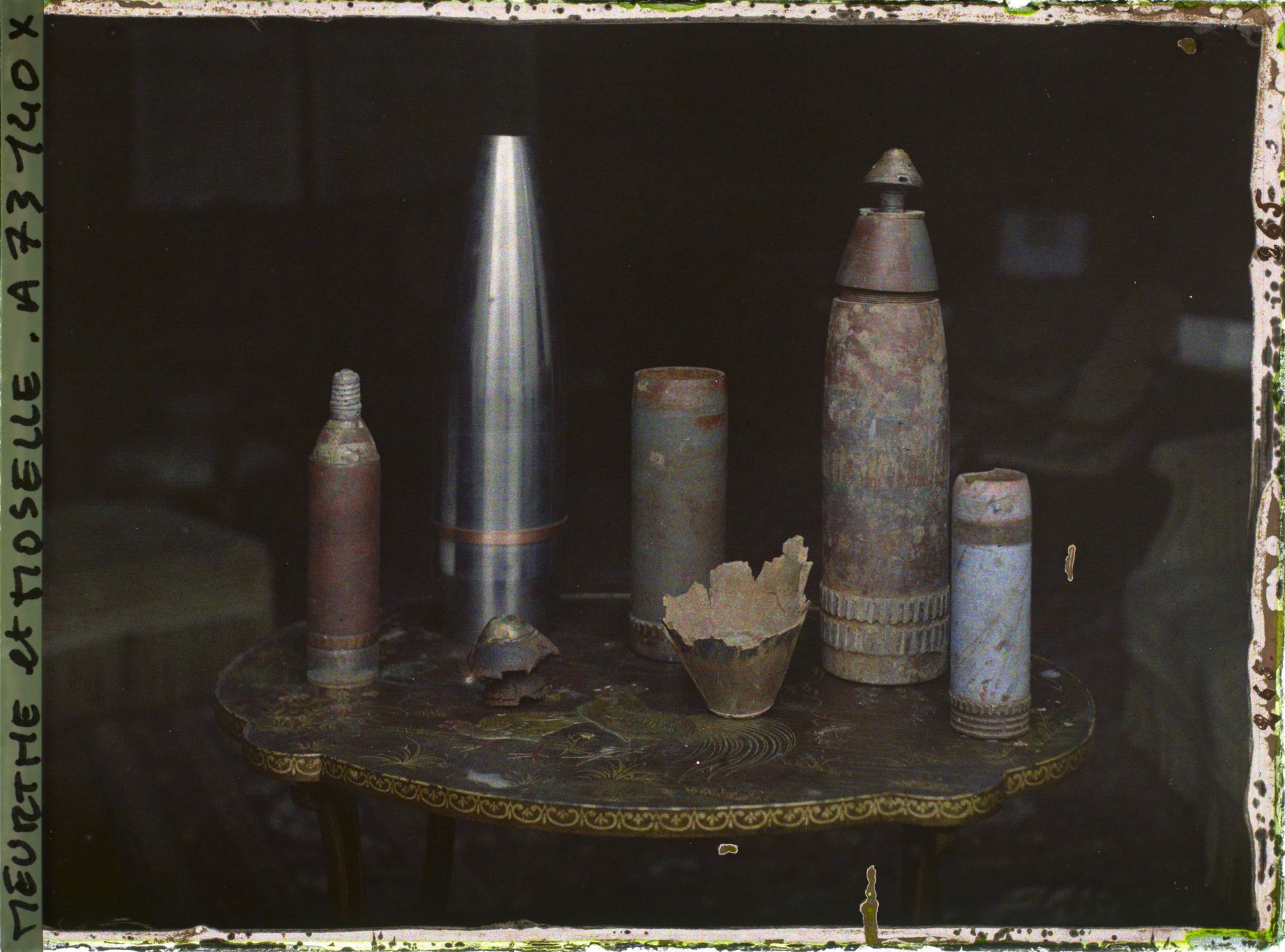 Image représentant Obus français à gauche et à droite obus allemands