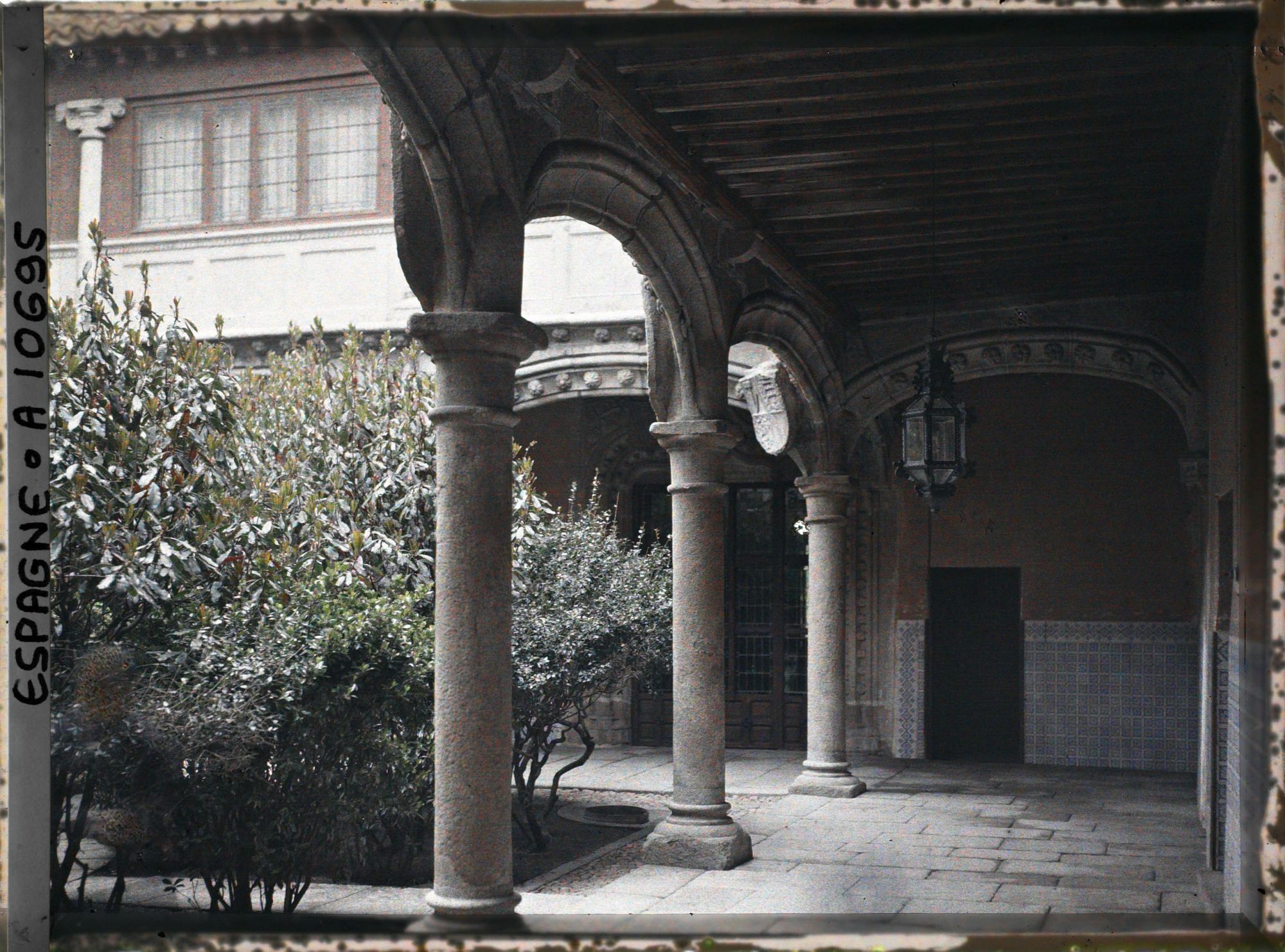 Image représentant Espagne, Avila, Le patio du Torreon (avec les macarons)