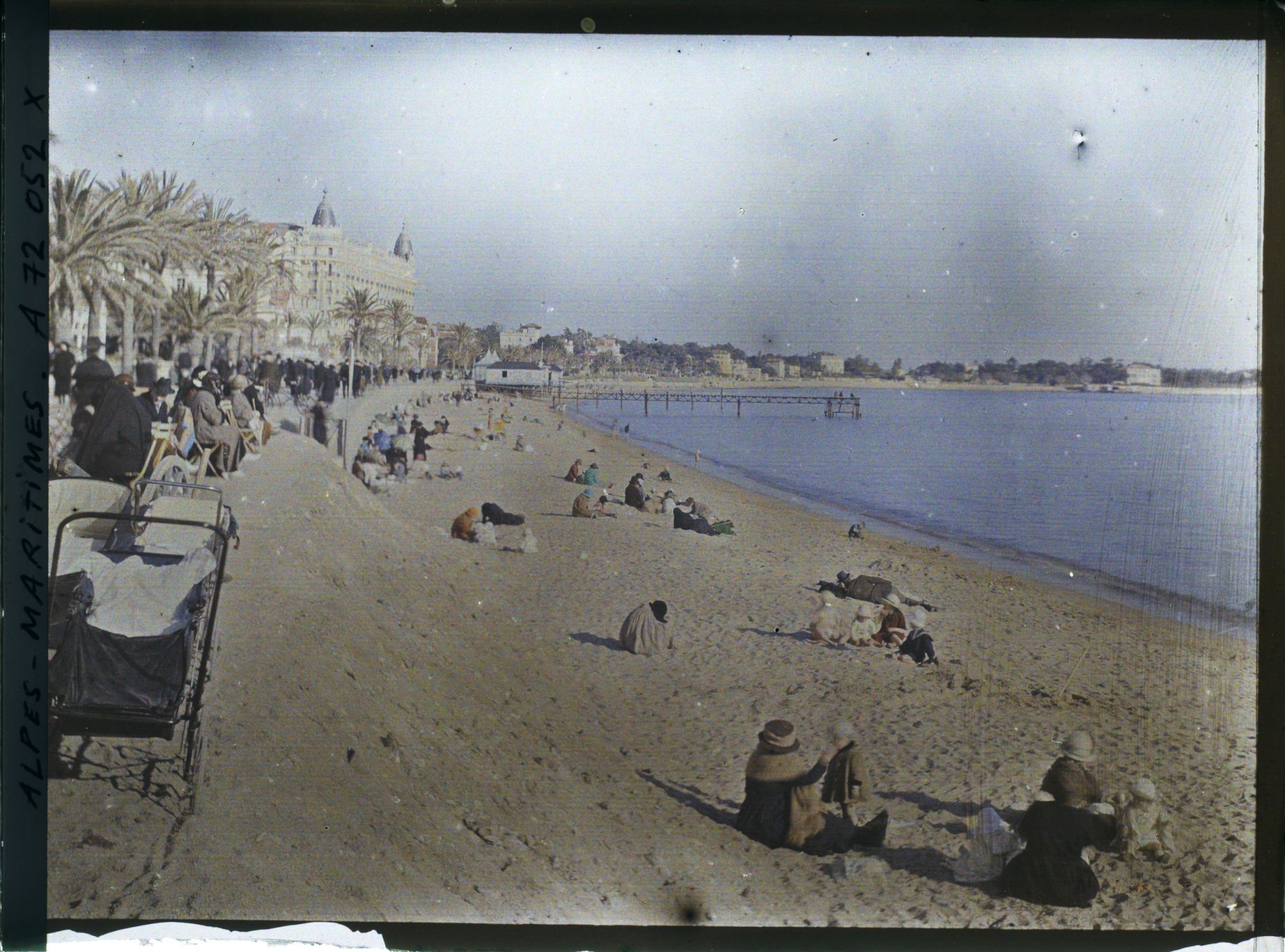 Image représentant Les habitants profitant du soleil hivernal sur la Croisettte, le Carlton en second plan