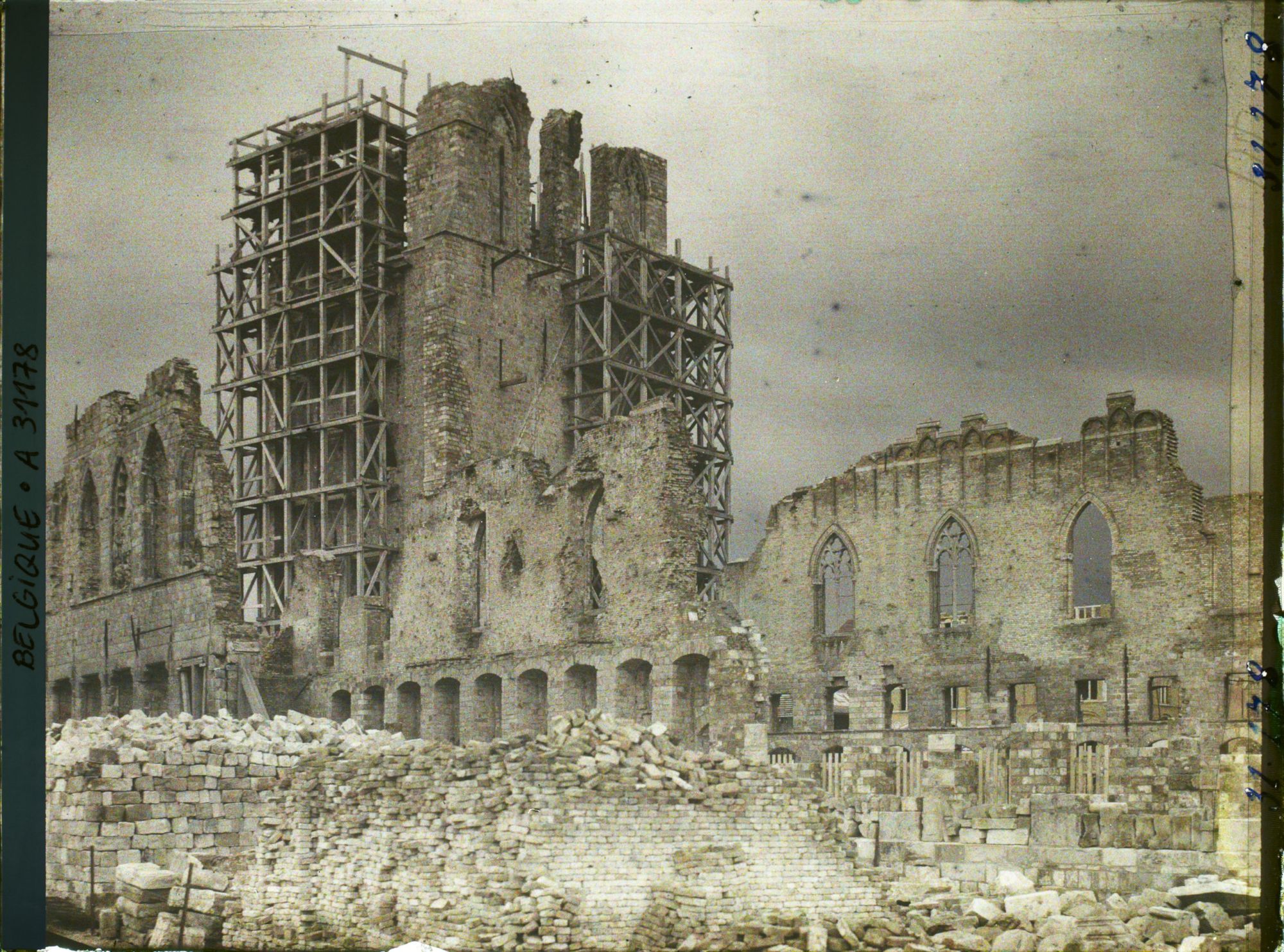 Image représentant Belgique, Ypres, Vestiges de la façade Nord des Halles