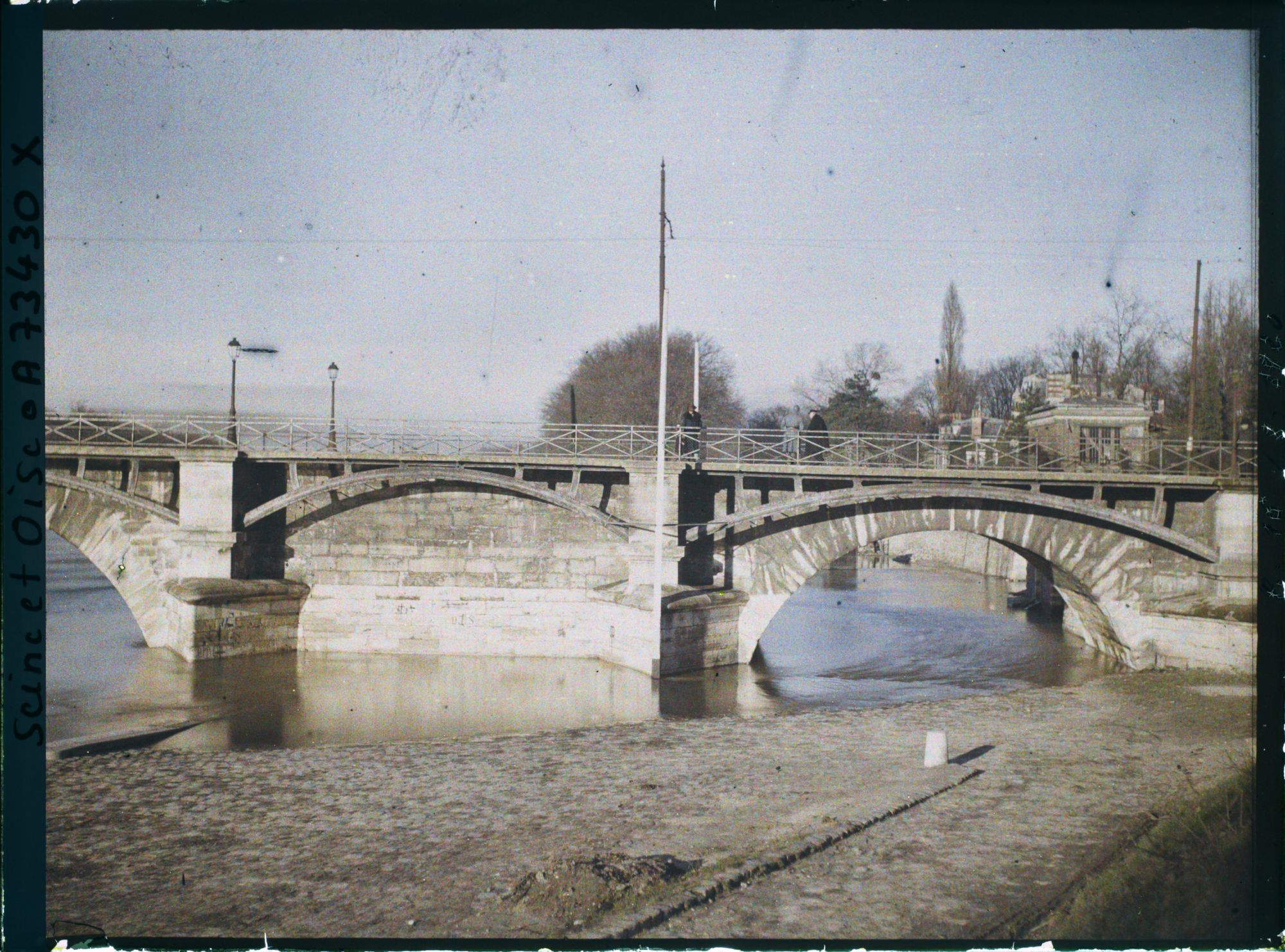 Image représentant Le pont de Saint-Cloud vu depuis Boulogne, à l'arrière-plan, le quai du 4 Septembre