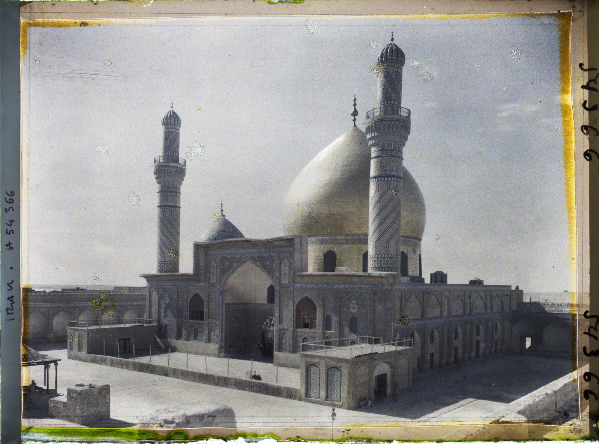 Image représentant La Mosquée d'Or, mausolée d'Ali al-Hadi et de Hasan al-Askari, dixième et onzième imams chiites