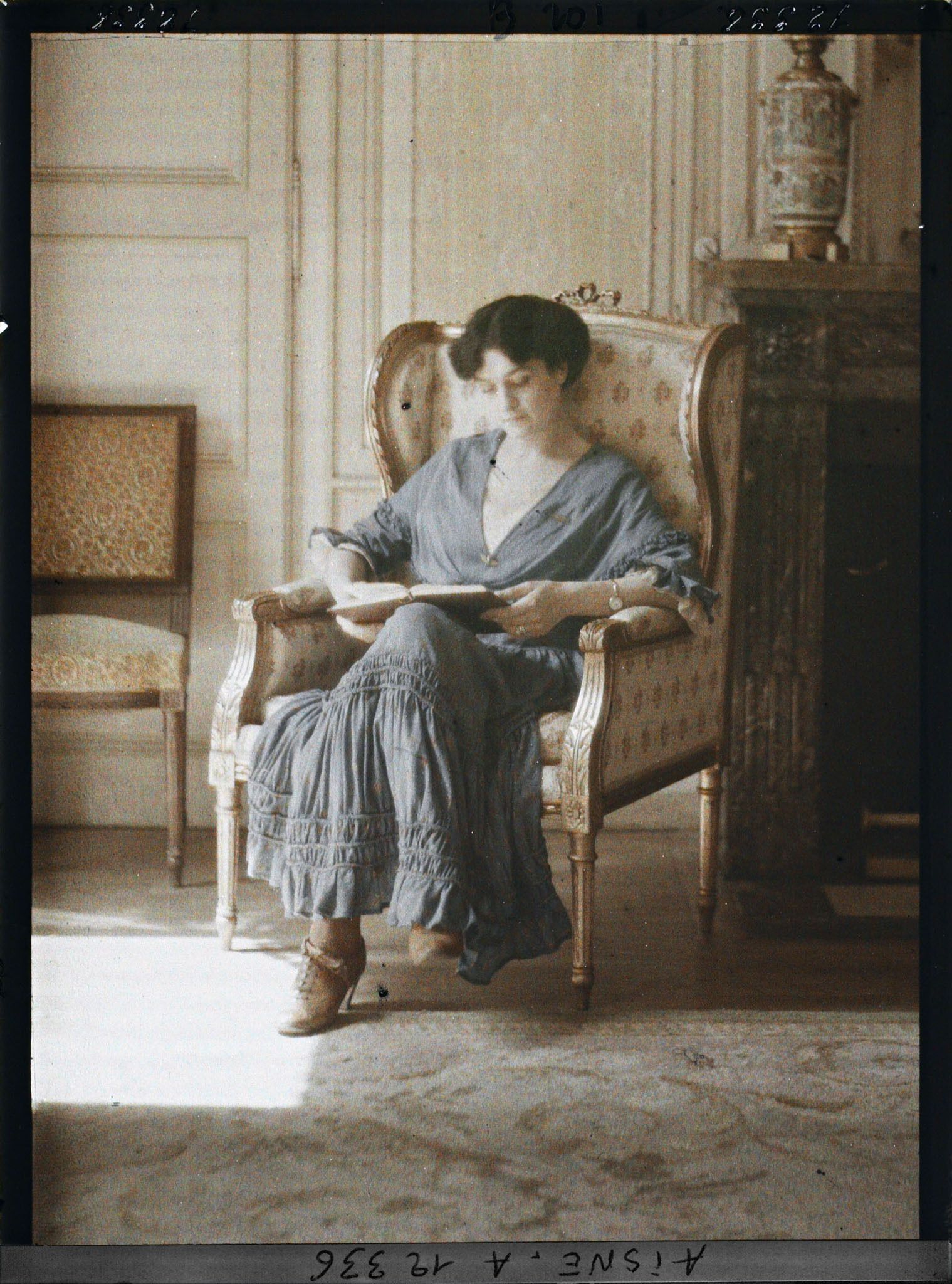 Image représentant Madame Mireille Andrieu, lisant dans le salon de la sous-préfecture de Soissons