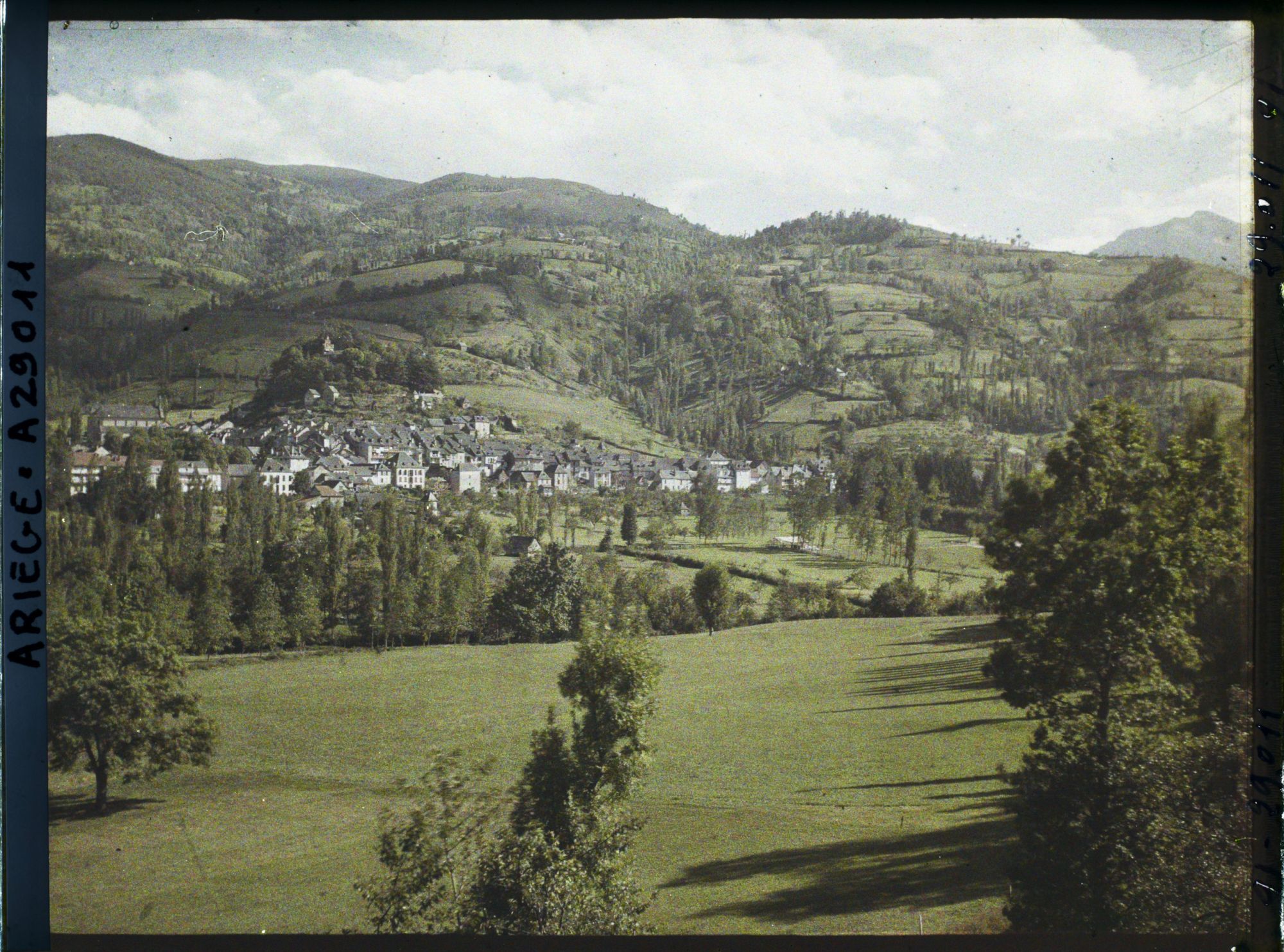 Image représentant La commune vue de la rive gauche du Lez