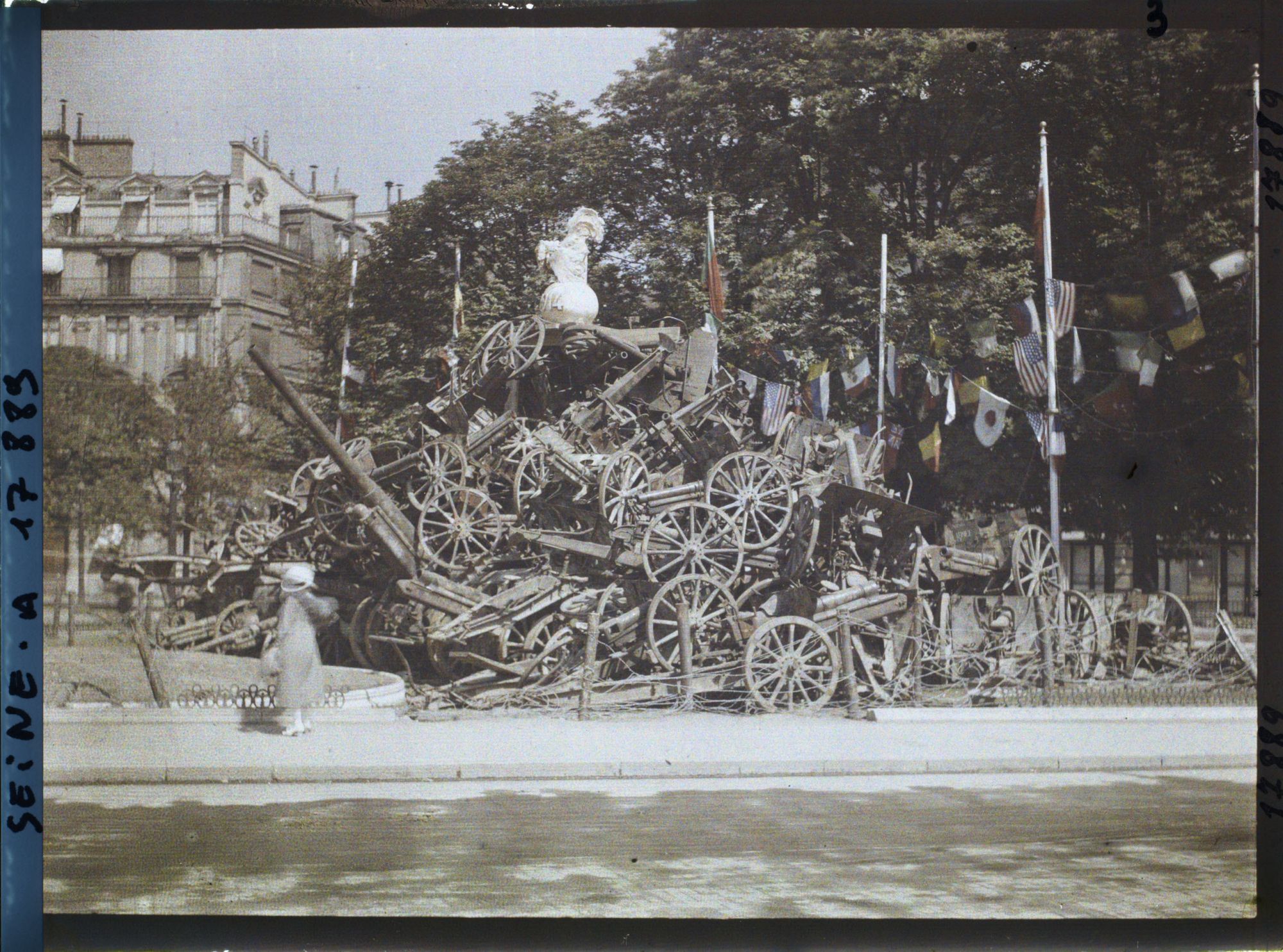 Image représentant Canons exposés sur le rond-point des Champs-Elysées pour les fêtes de la Victoire des 13 et 14 juillet (actuel rond-point Marcel-Dassault)