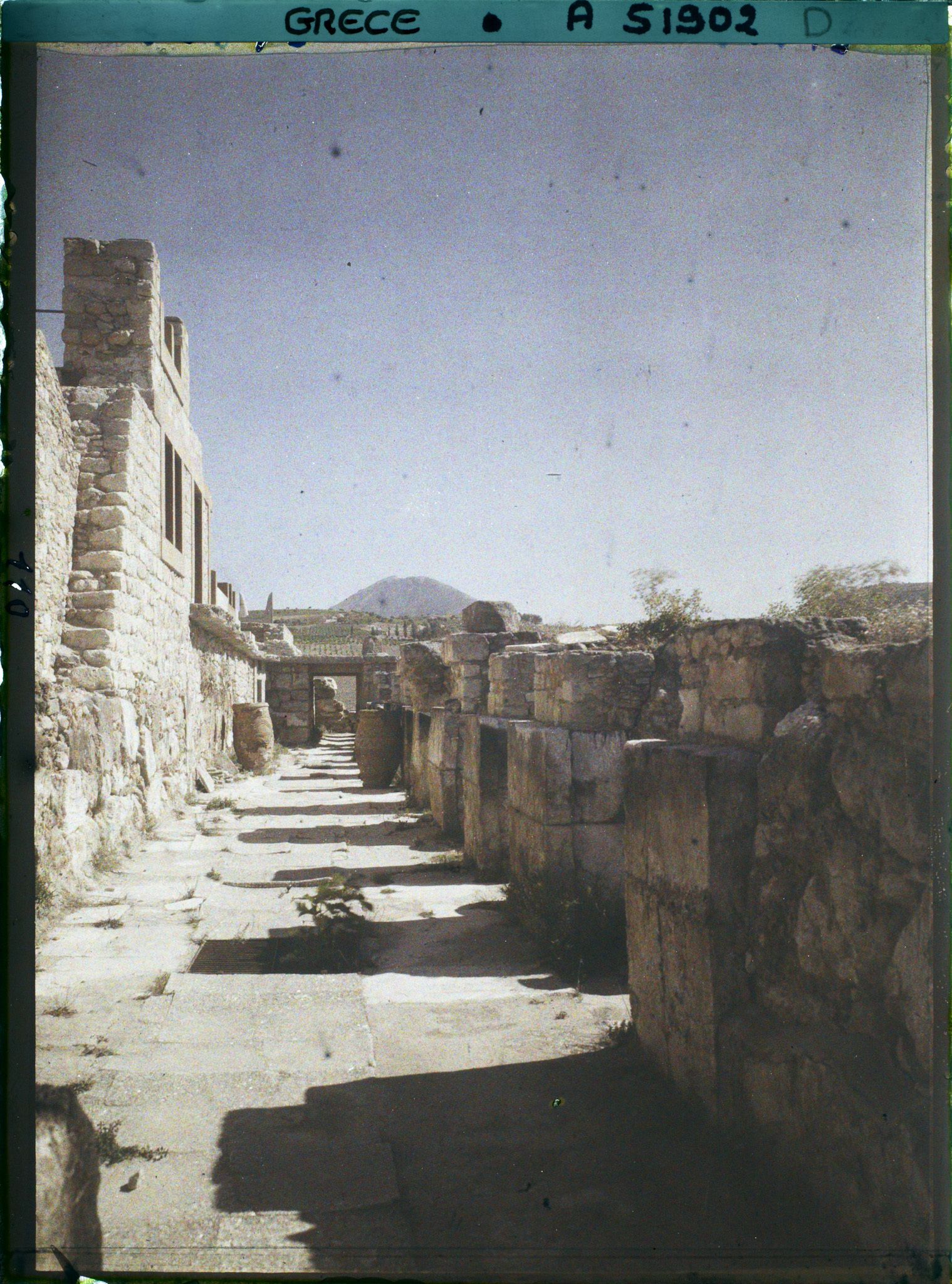 Image représentant Dans la partie occidentale du Palais, le corridor des magasins (réserves de denrées), vu vers le sud. Au fond, le Mont Iouktas (810 m)