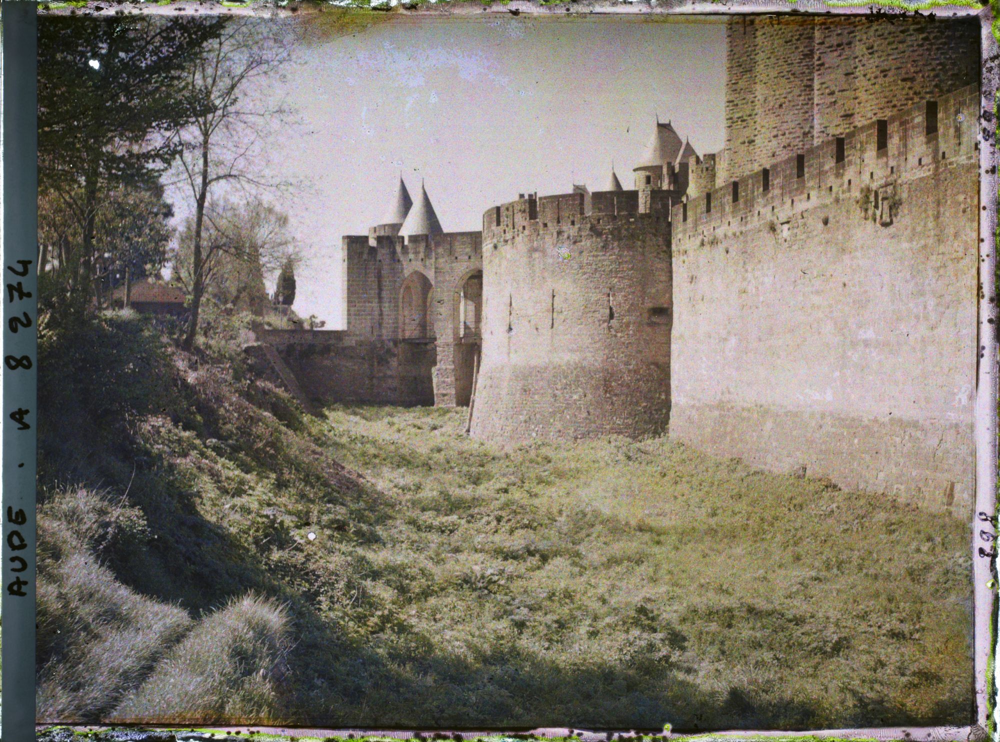 Image représentant L'enceinte et la porte Narbonnaise prise depuis les douves