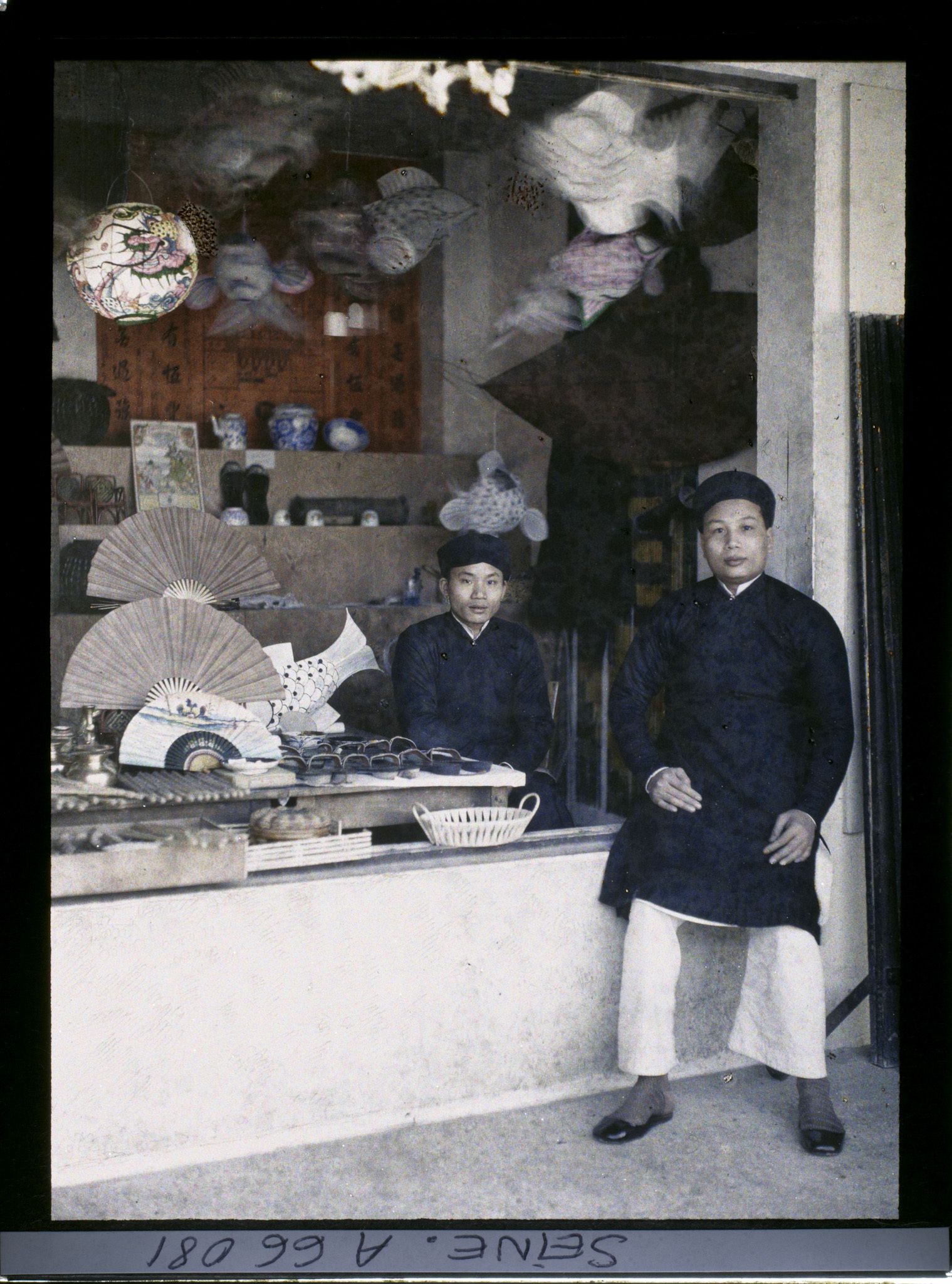 Image représentant L'Exposition Coloniale Internationale de 1931, deux marchands d'éventails annamites