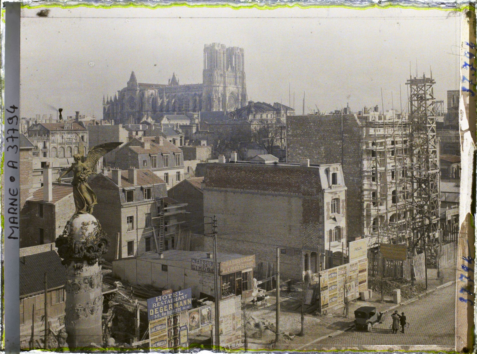 Image représentant France, Reims, Vue vers la Cathédrale et la rue Drouët d'Erlon