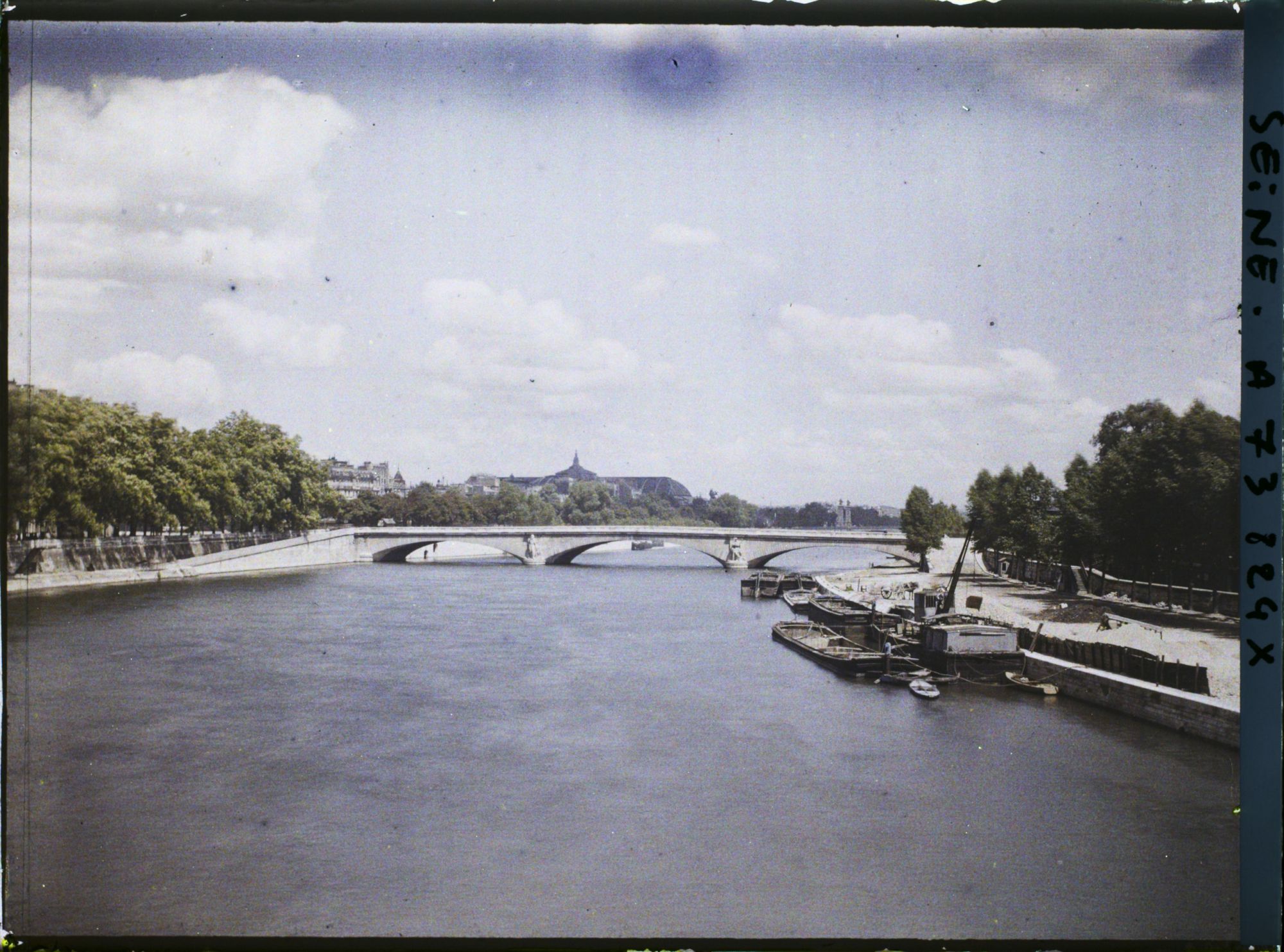 Image représentant Le ciel de Paris le jour de la signature du pacte Briand-Kellogg (vue sur le pont des Invalides et le Grand-Palais depuis le pont de l'Alma)