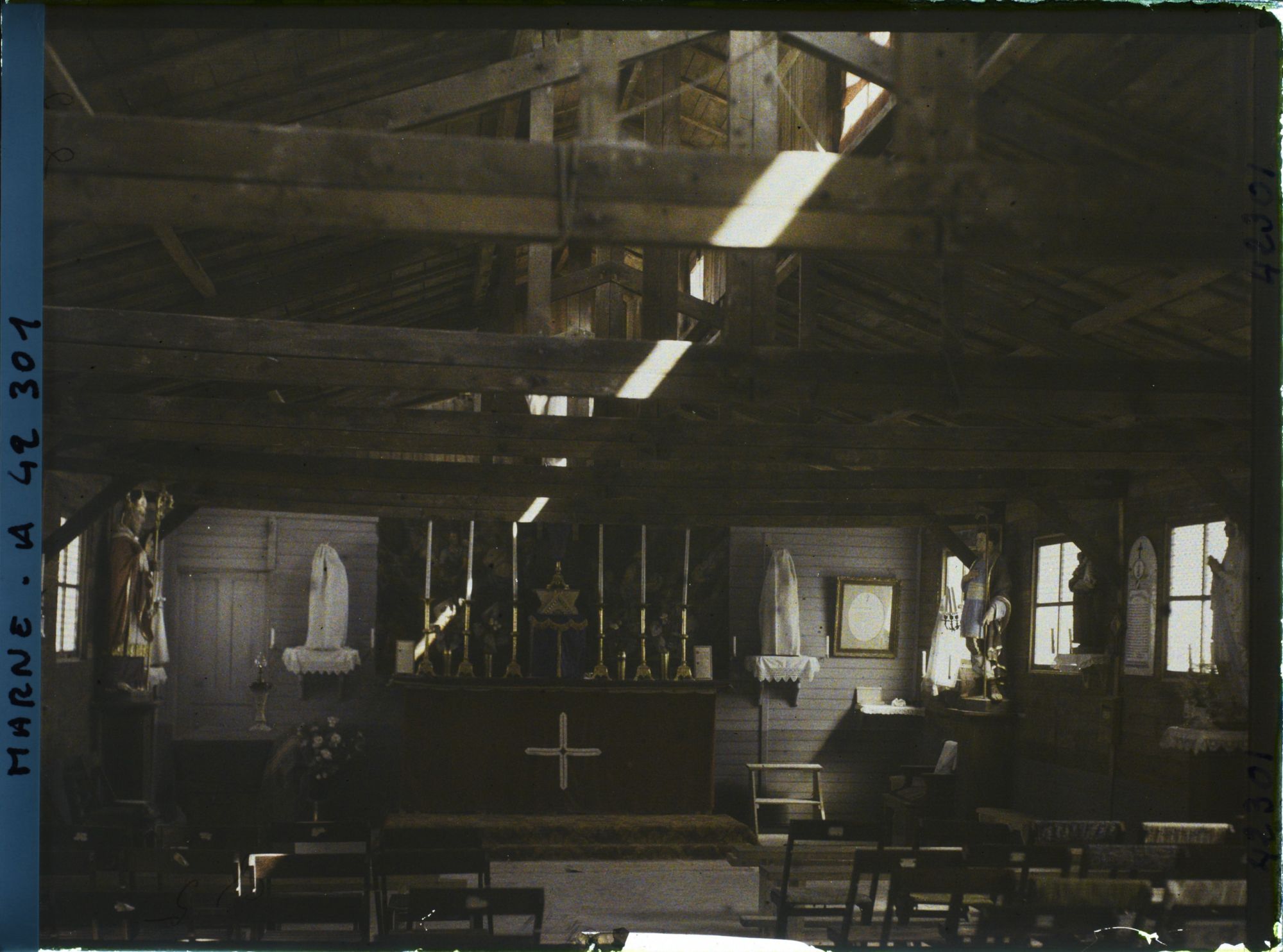 Image représentant France, Beine près Reims, Intérieur de l'Eglise provisoire en bois