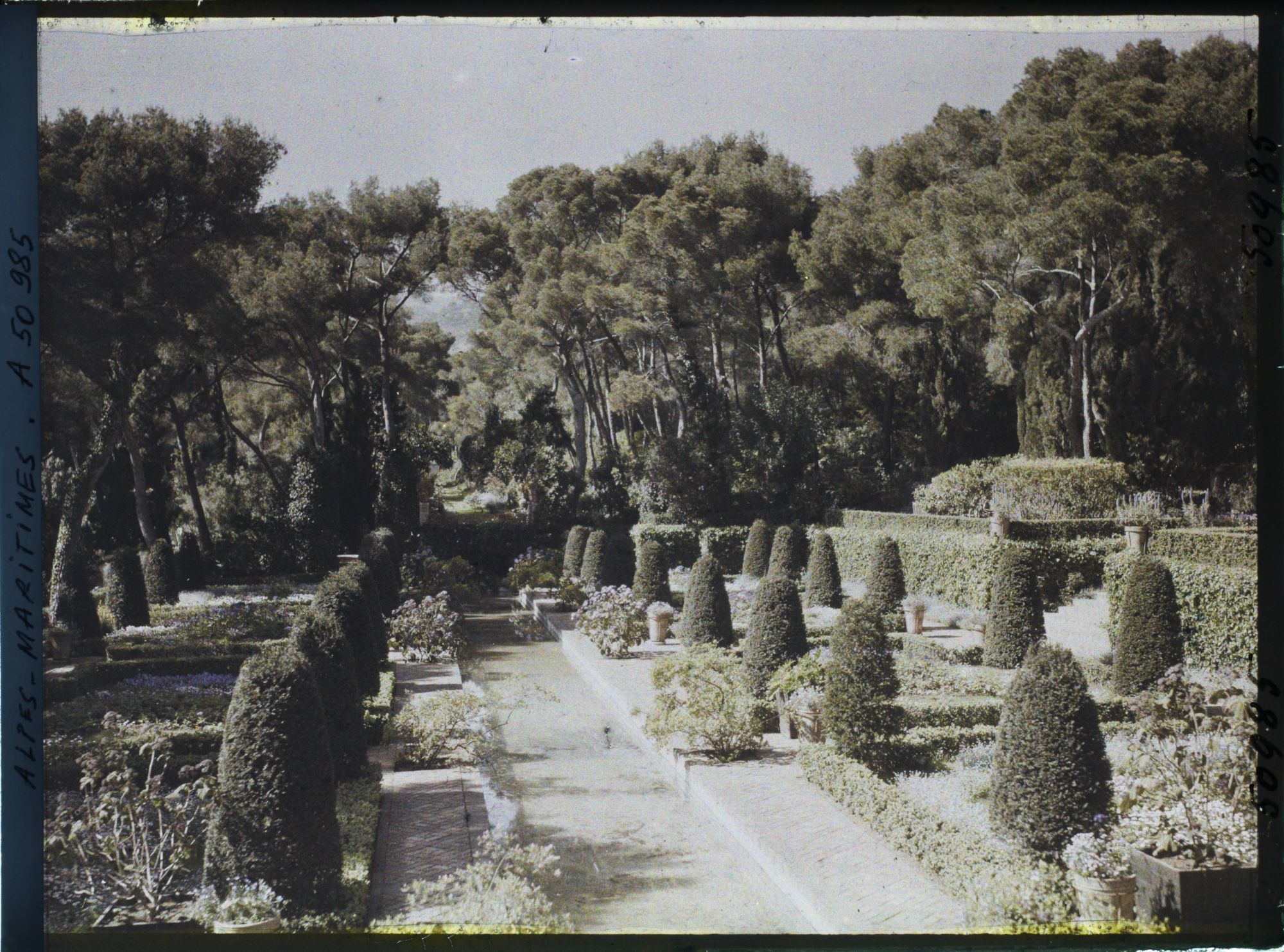 Image représentant Le bassin d'eau du jardin persan de la villa Cypris, vu en direction de l'Ouest