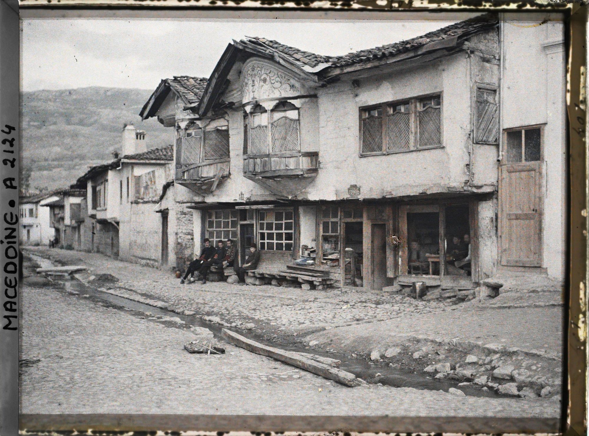 Image représentant Maison près d'un café avec quatre personnes assises