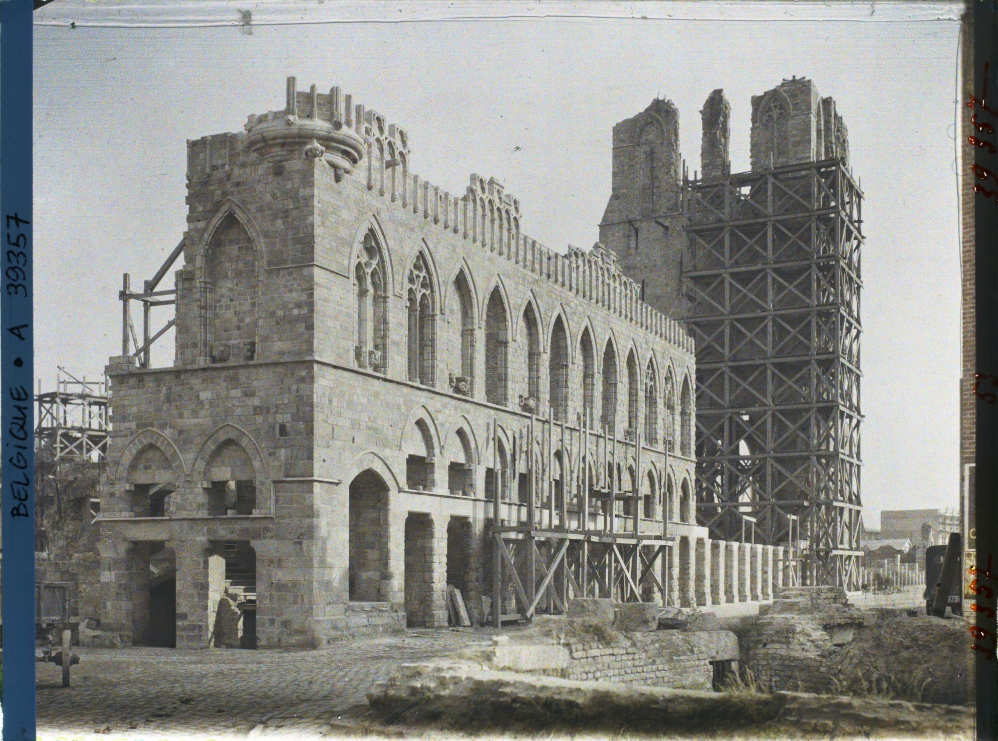 Image représentant Belgique, Ypres, Les Halles, façade sur la Grande Place (Est)