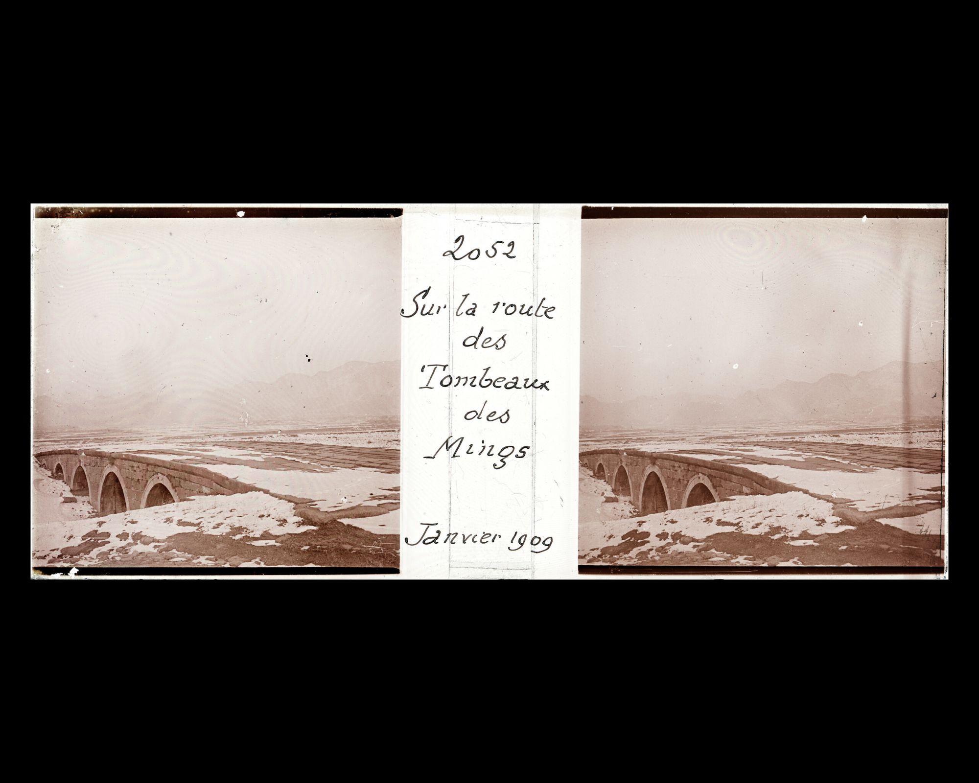 Image représentant Ming Shisanling ("Treize Tombeaux des Ming"). Shendao ("voie de l'Ame"). Le pont situé à 1,2 km au nord de Longfengmen ("porte du Dragon et du Phénix")