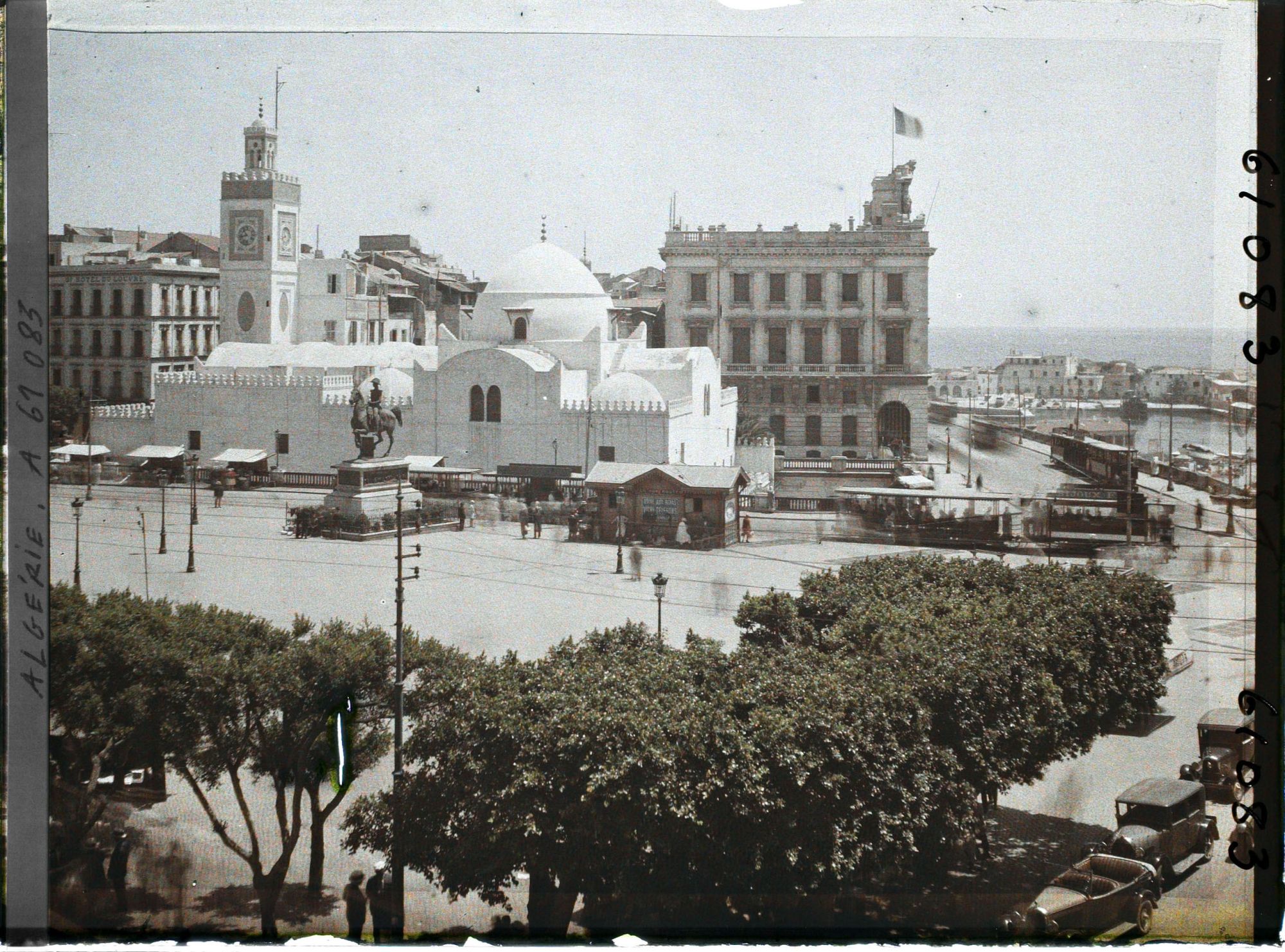 Image représentant La place du Gouvernement et la mosquée de la Pêcherie