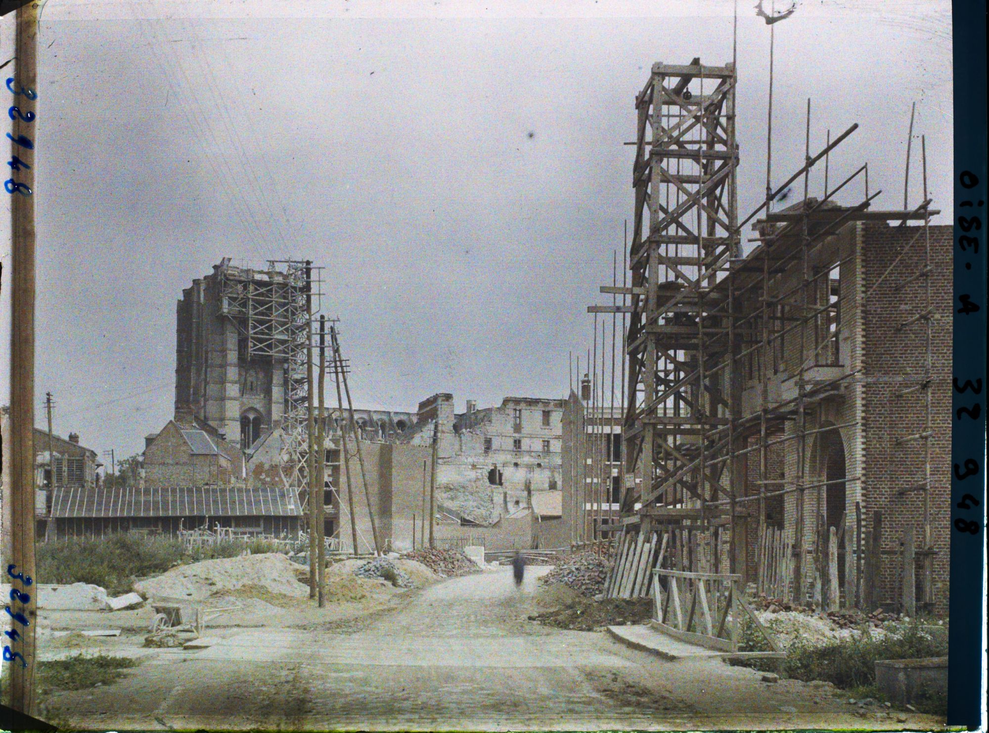 Image représentant France, Noyon, Reconstructions rue de Paris, Cathédrale échafaudée