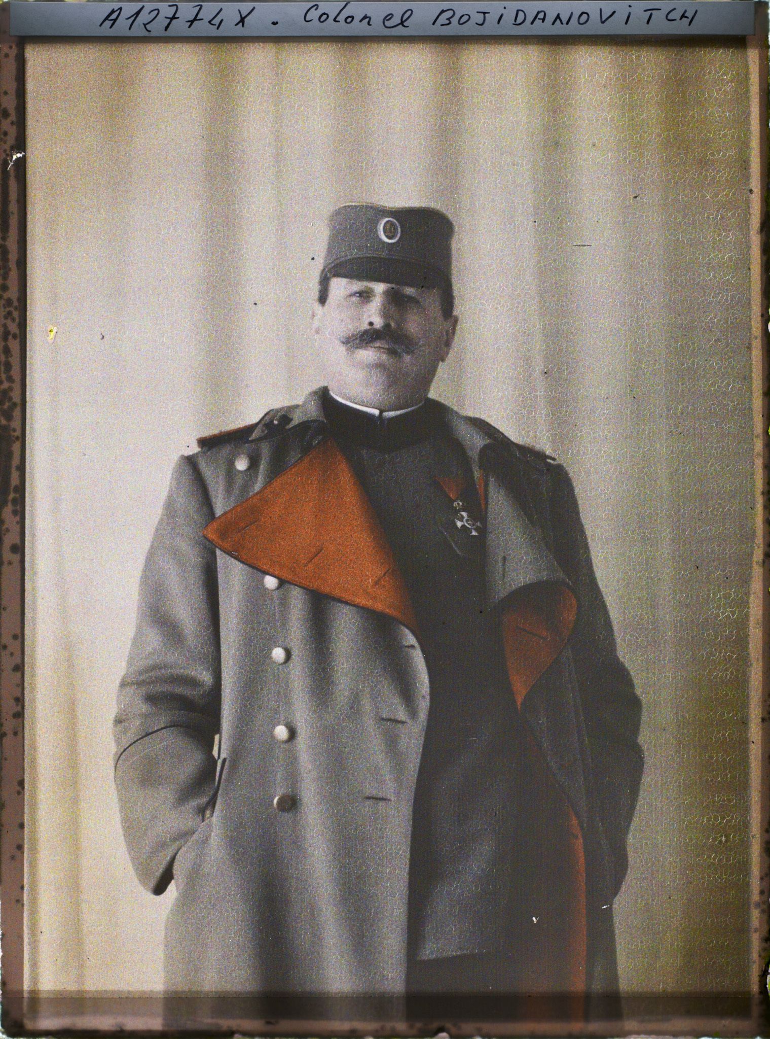 Image représentant Le colonnel serbe  https://musee-albert-kahn.s-museum.fr/home/NWQ2OTAwYzNmYjZlZTk1ZWQwODJmMjY4L2dlbmVyaWMtbm90aWNlLXRhYi9hdXRob3JpdHkvNjE3YTc5ZjVjZjhiODk2OGIzMzM3ZDIx/5d6900c3fb6ee95ed082f268/generic-notice-tab/authority/617a79ebcf8b8968b33368db Bojidanovitch