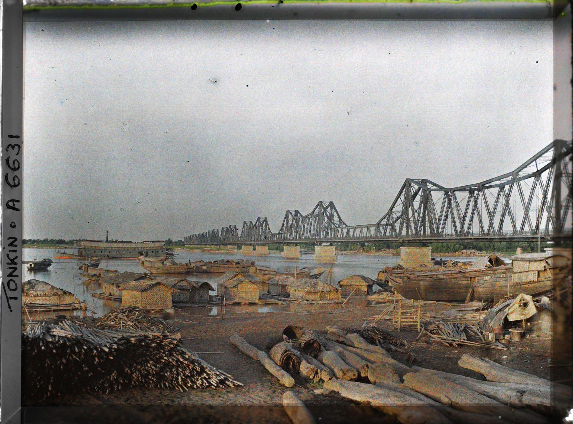 Image représentant Des sampans sur les quais du Fleuve Rouge, près du pont Doumer, aux dernières lueurs du jour