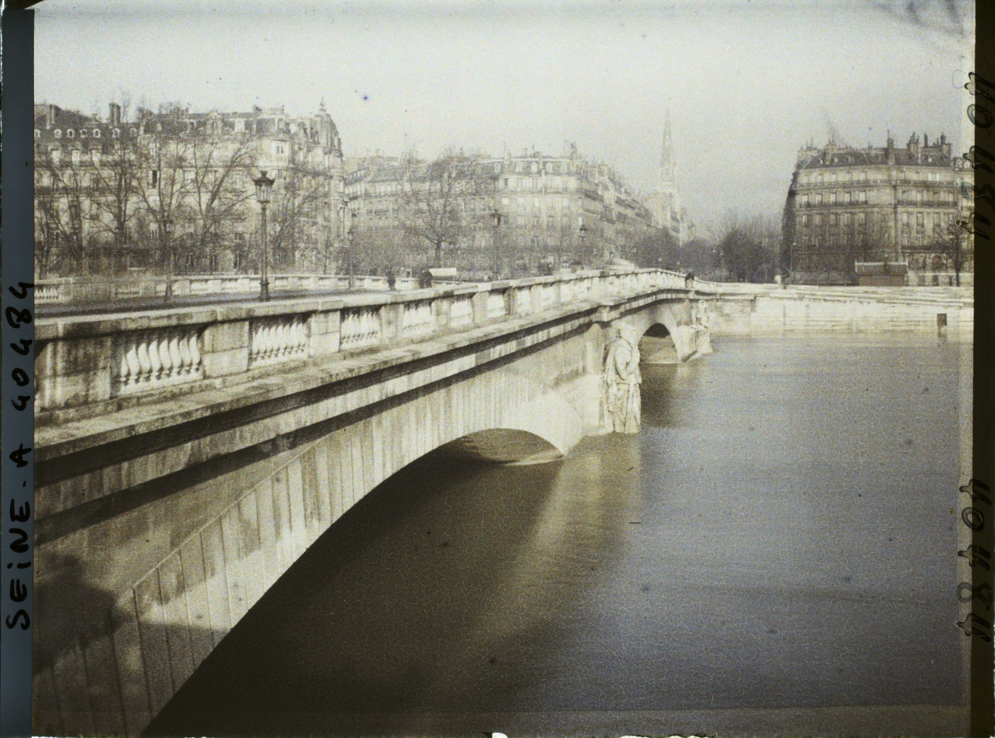 Image représentant La crue de la Seine au pont de l'Alma en direction de l'avenue Georges V