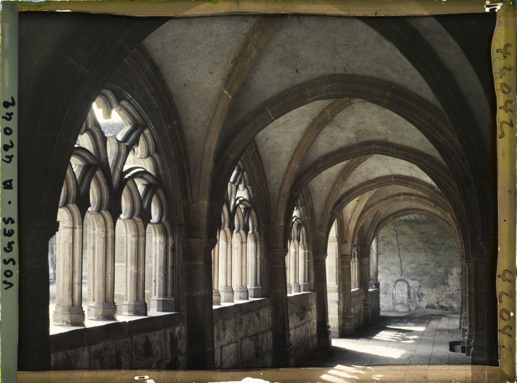 Image représentant France, St Dié, Cloître de la Cathédrale une galerie