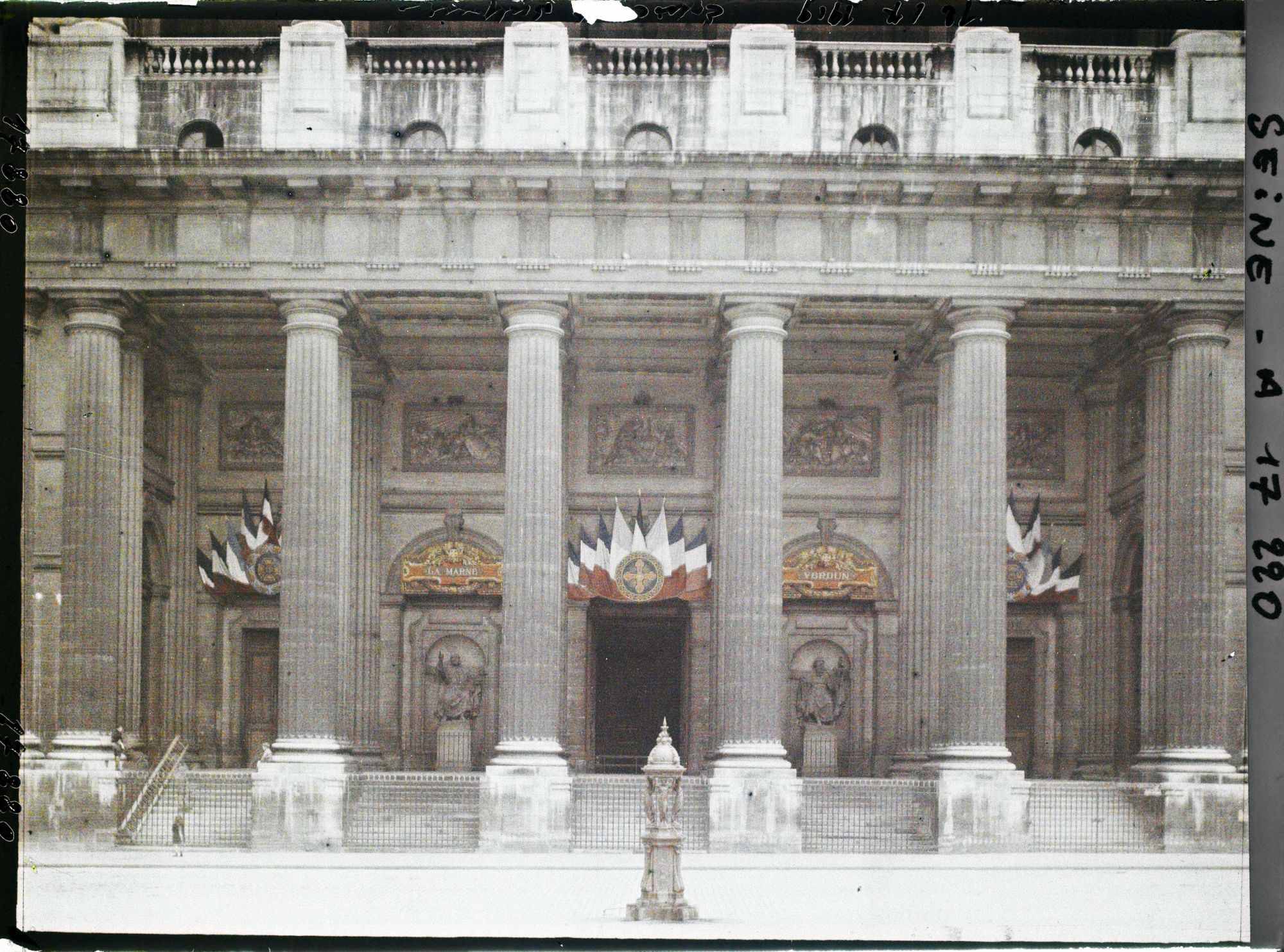 Image représentant L'église Saint-Sulpice décorée pour les fêtes de la Victoire des 13 et 14 juillet 1919