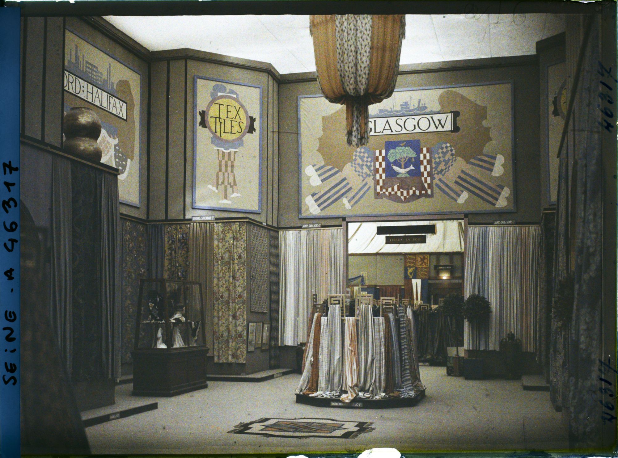 Image représentant L'exposition des arts décoratifs, textiles de la section britannique