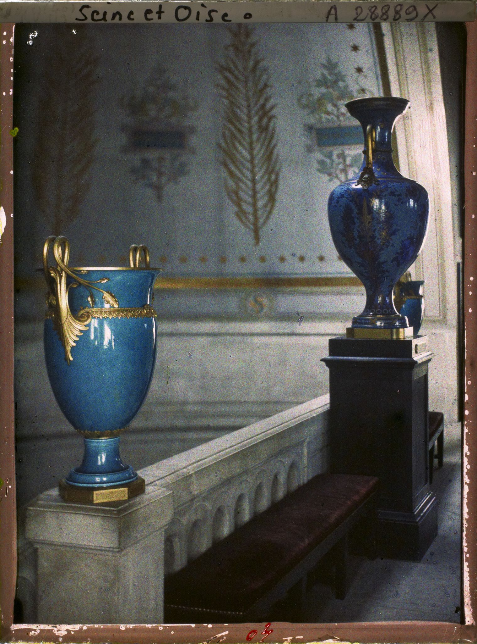 Image représentant Vases de porcelaine présentés dans le grand escalier du musée de Sèvres
