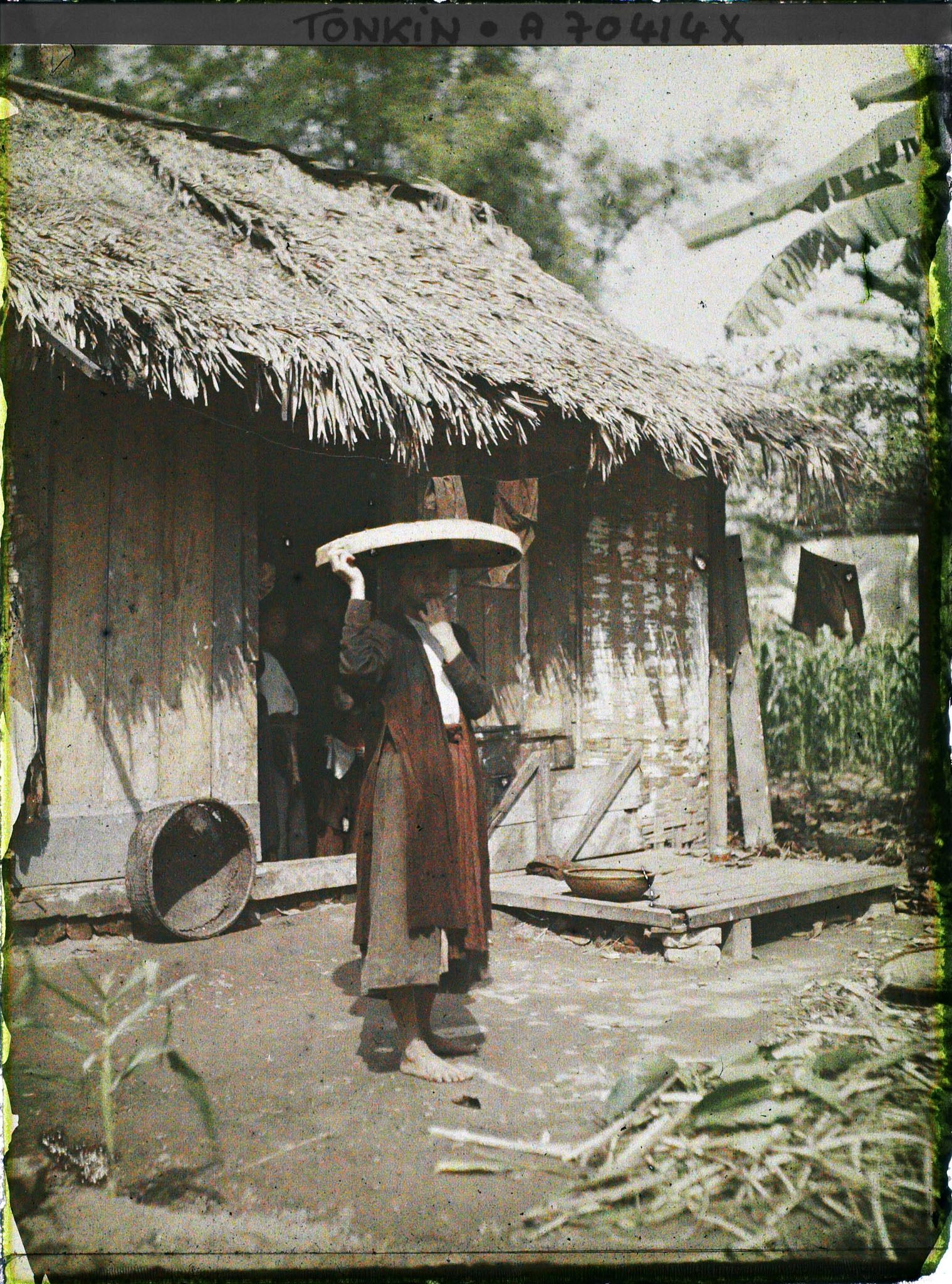 Image représentant Une jeune femme devant une habitation