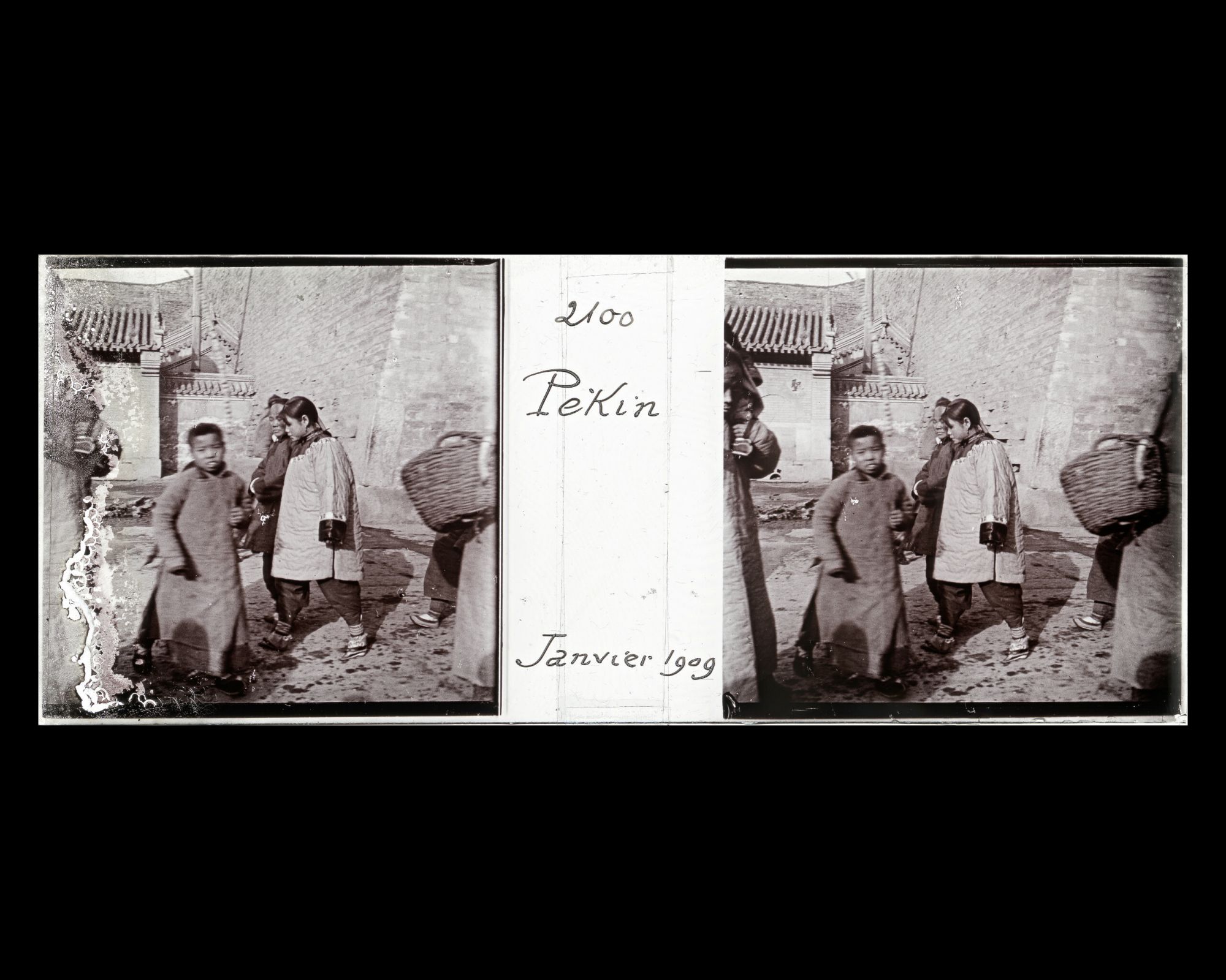 Image représentant Scène de rue dans le bastion (wengcheng) de Xizhimen ("porte Droite de l'Ouest"), près du passage menant à la ville tartare