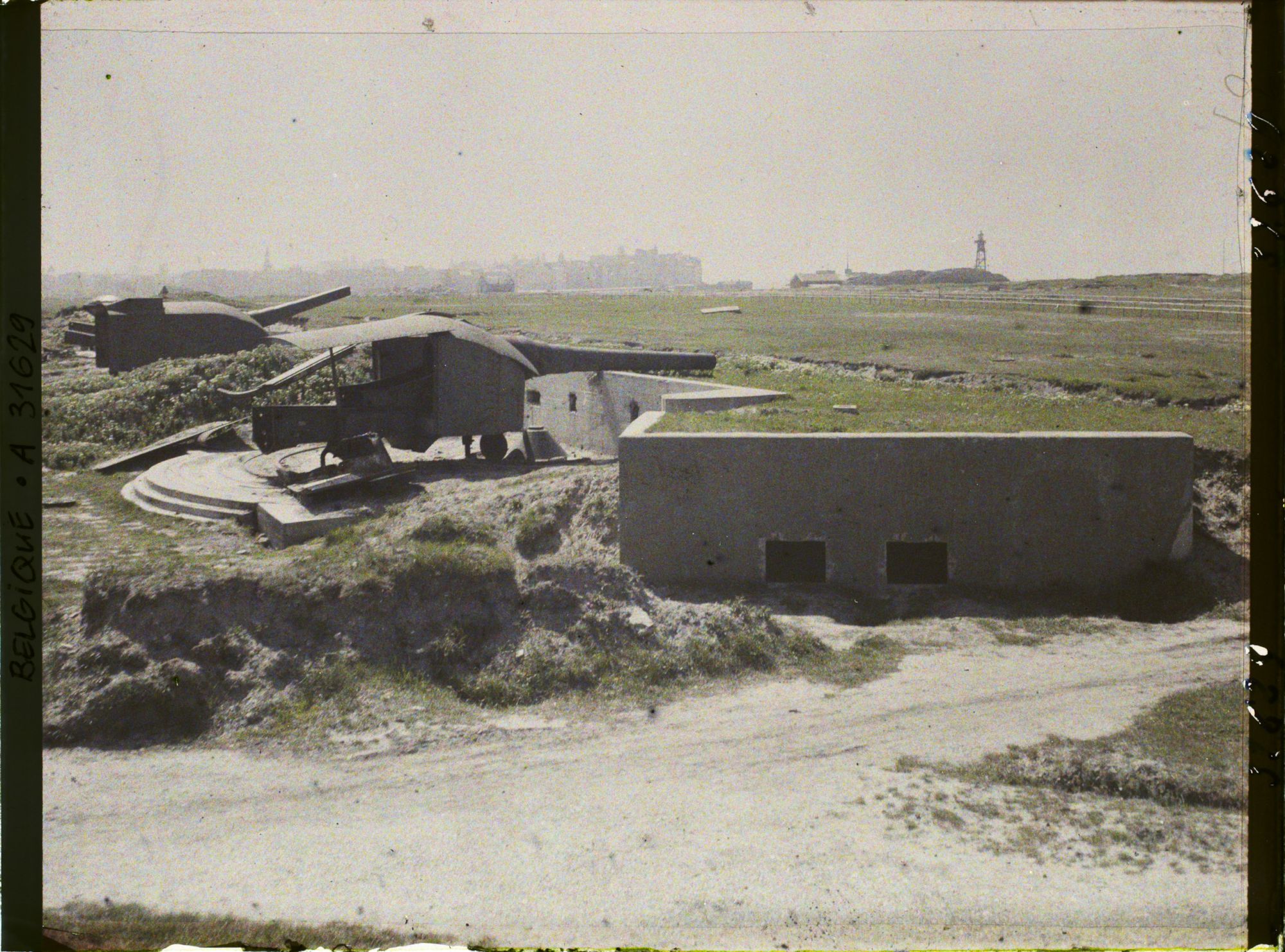 Image représentant Belgique, Ostende, Batterie Hindenburg, Contre jour sur l'ensemble de la batterie, dans le fond, Ostende
