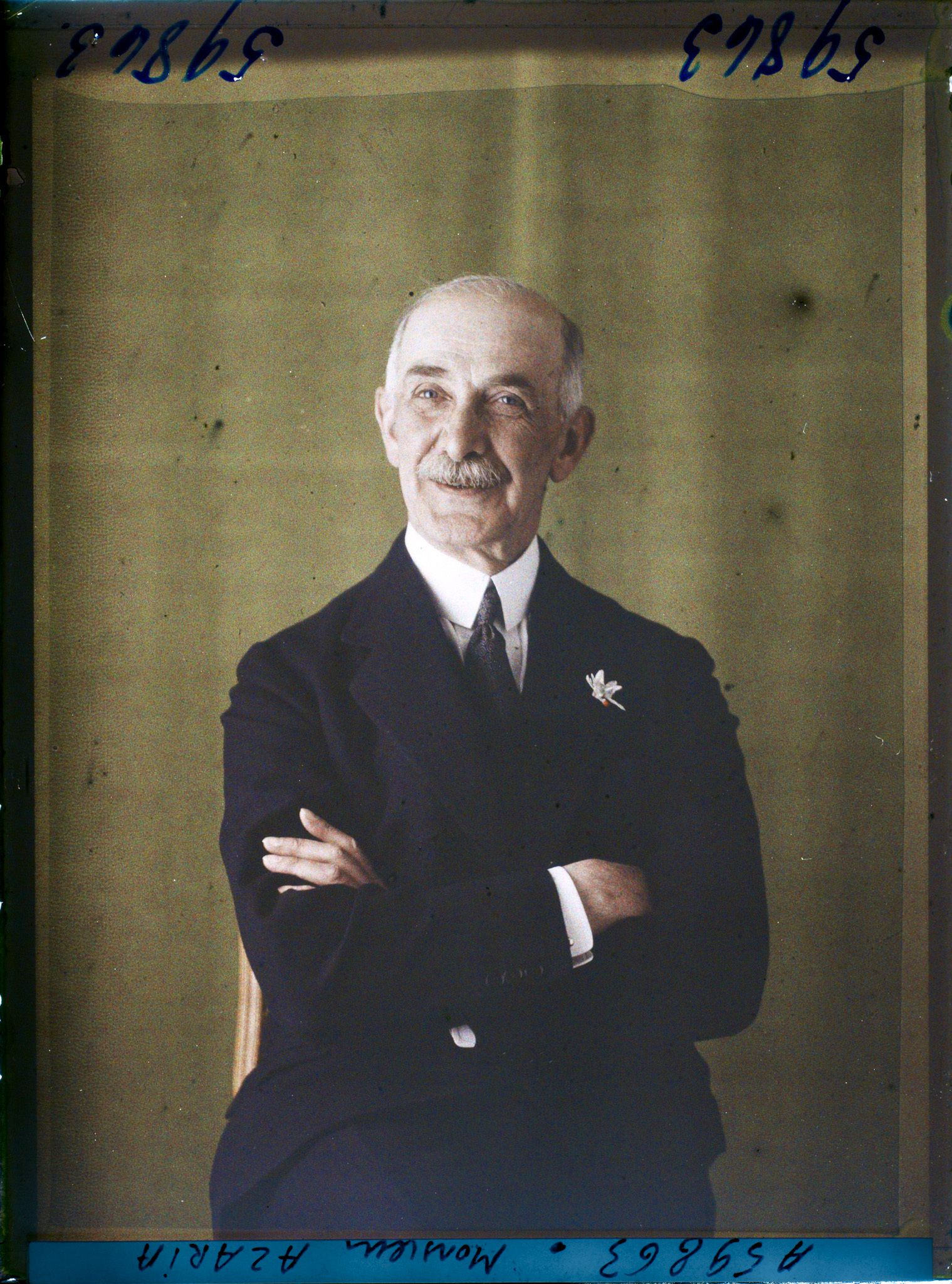 Image représentant https://musee-albert-kahn.s-museum.fr/home/NWQ2OTAwYzNmYjZlZTk1ZWQwODJmMjY4L2dlbmVyaWMtbm90aWNlLXRhYi9hdXRob3JpdHkvNjE3YTc5ZjVjZjhiODk2OGIzMzM3ZDIx/5d6900c3fb6ee95ed082f268/generic-notice-tab/authority/617a79ebcf8b8968b33367ca Monsieur Pierre Azaria