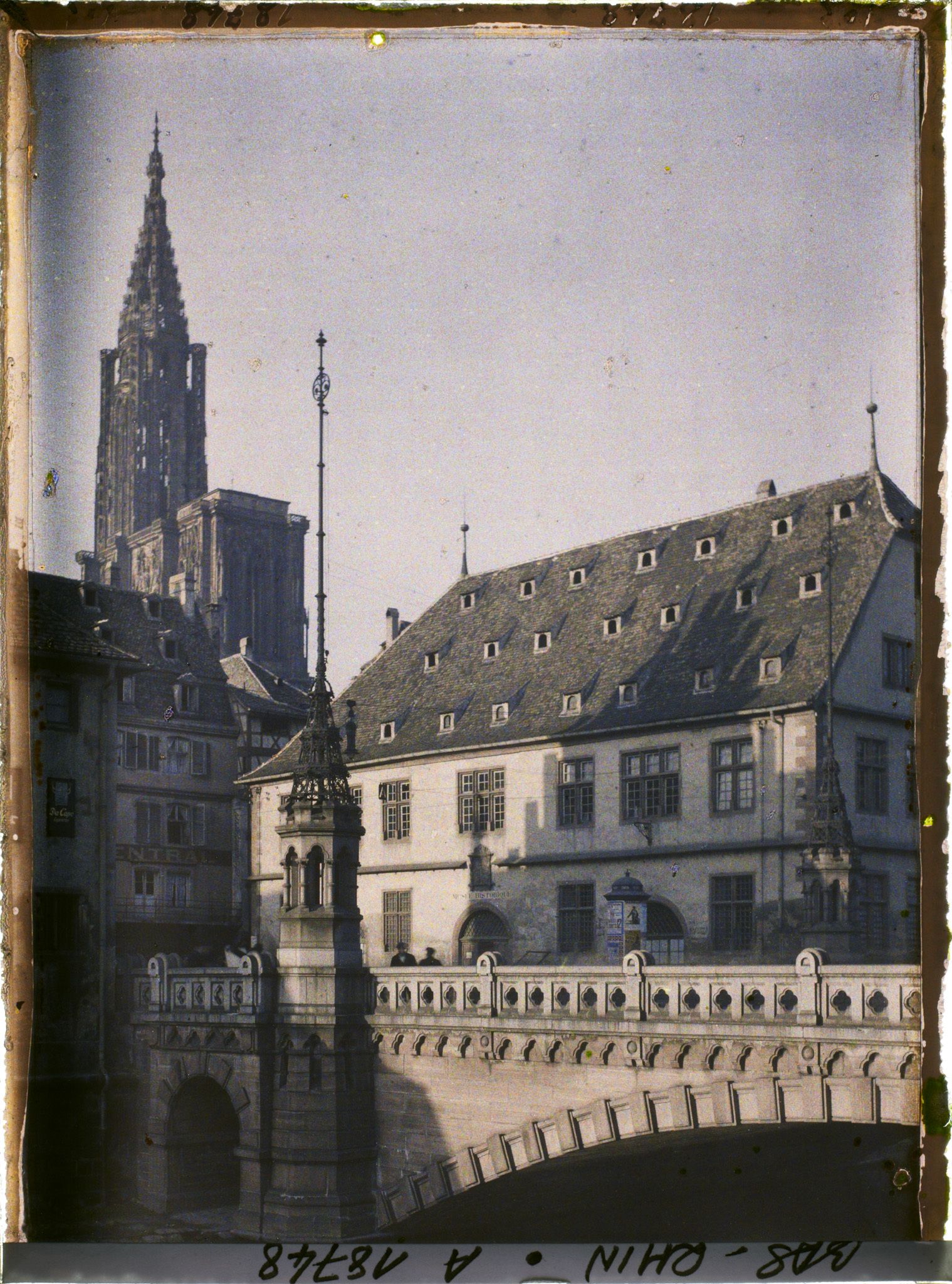 Image représentant France, Strasbourg, La Cathédrale vue du quai St Nicolas