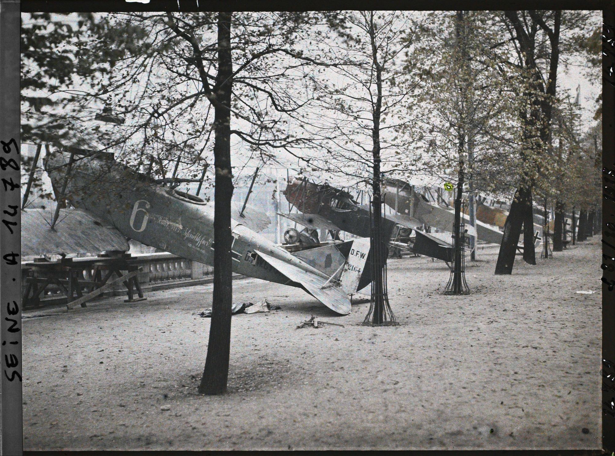 Image représentant Avions pris aux Allemands exposés au jardin des Tuileries, à côté de la place de la Concorde