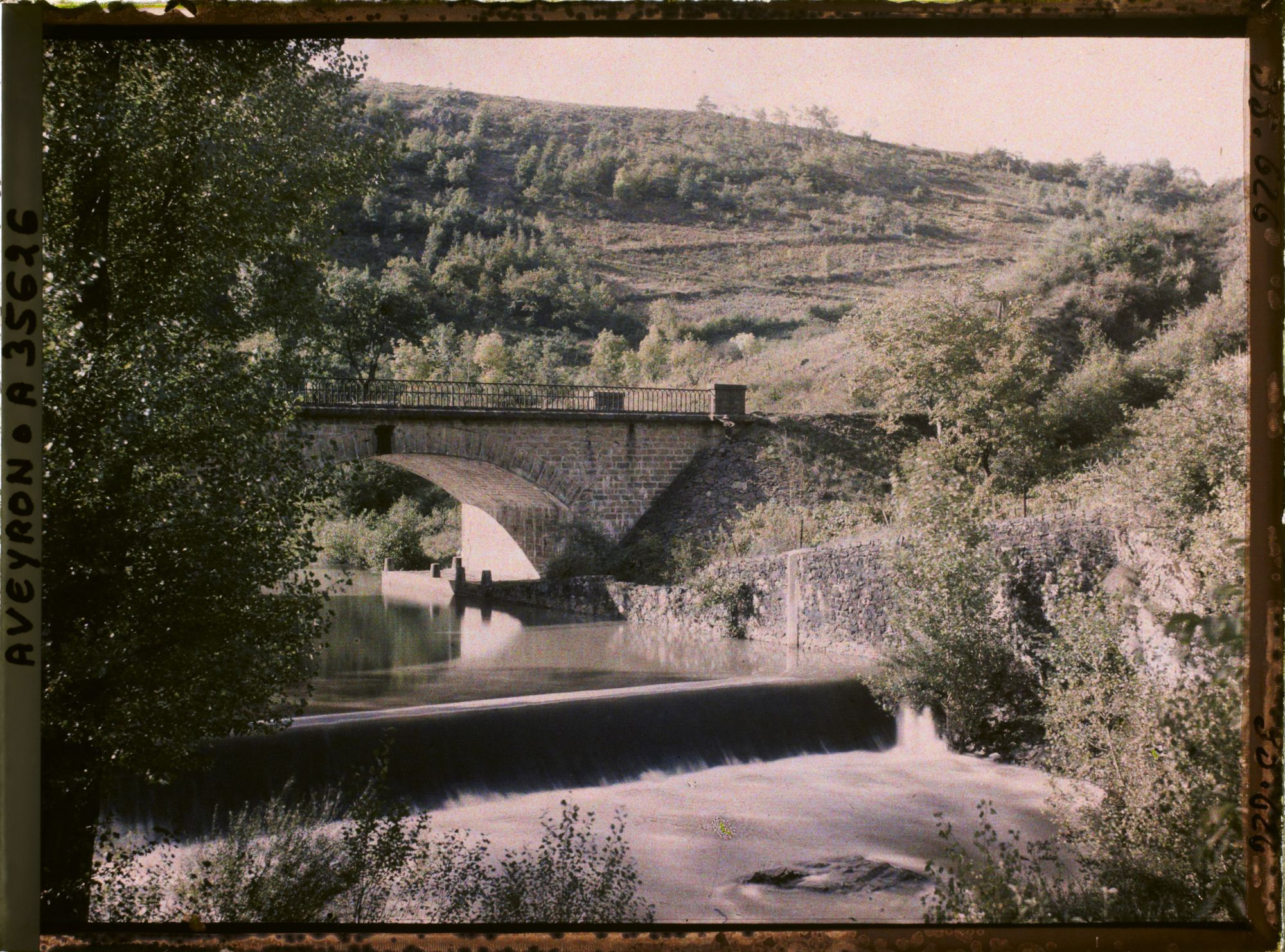 Image représentant Le pont de la ligne de chemin de fer enjambant rivière l'Alzou