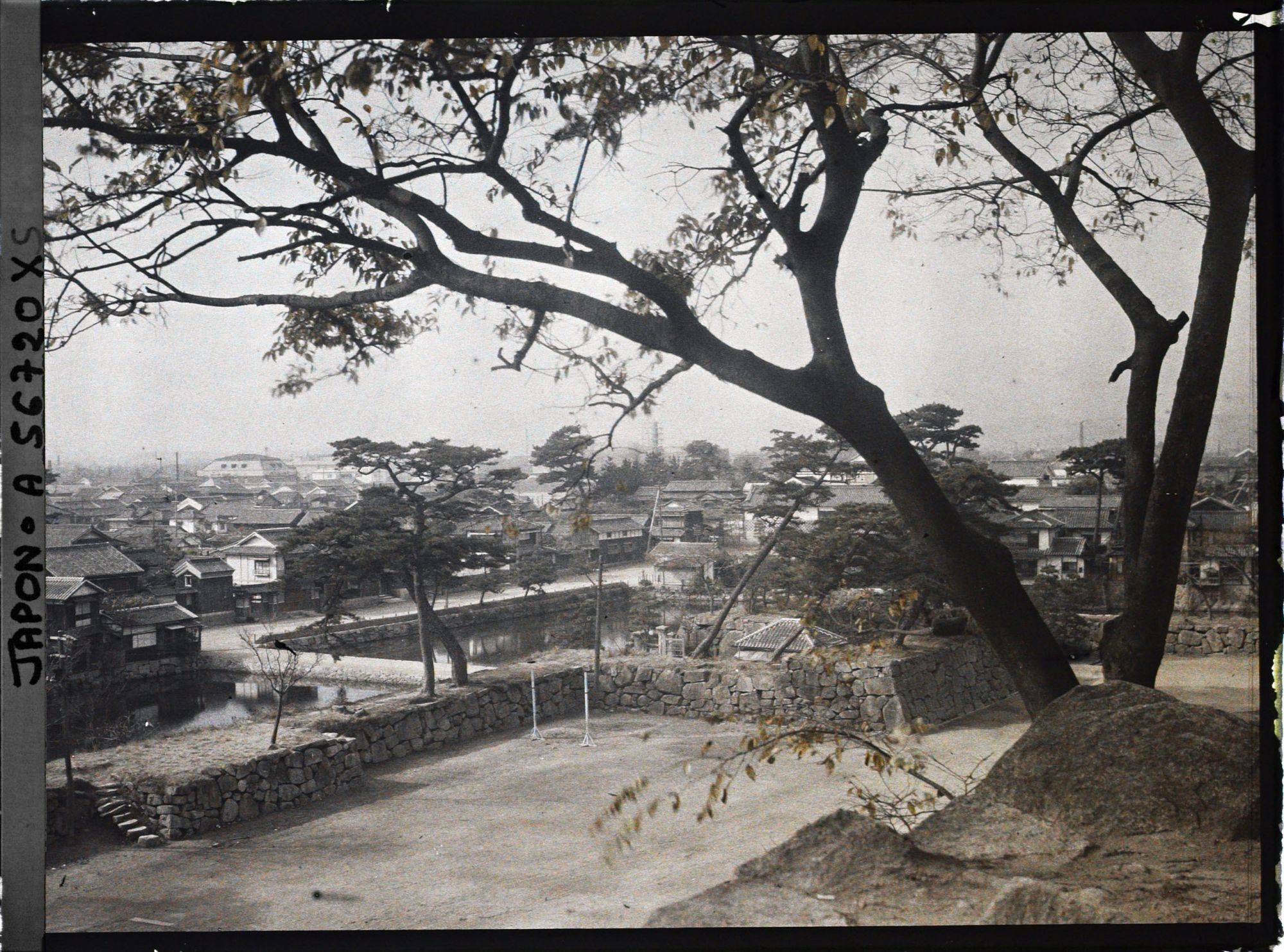 Image représentant Le mur et les douves sud-ouest du château U-jô ("château des corbeaux")